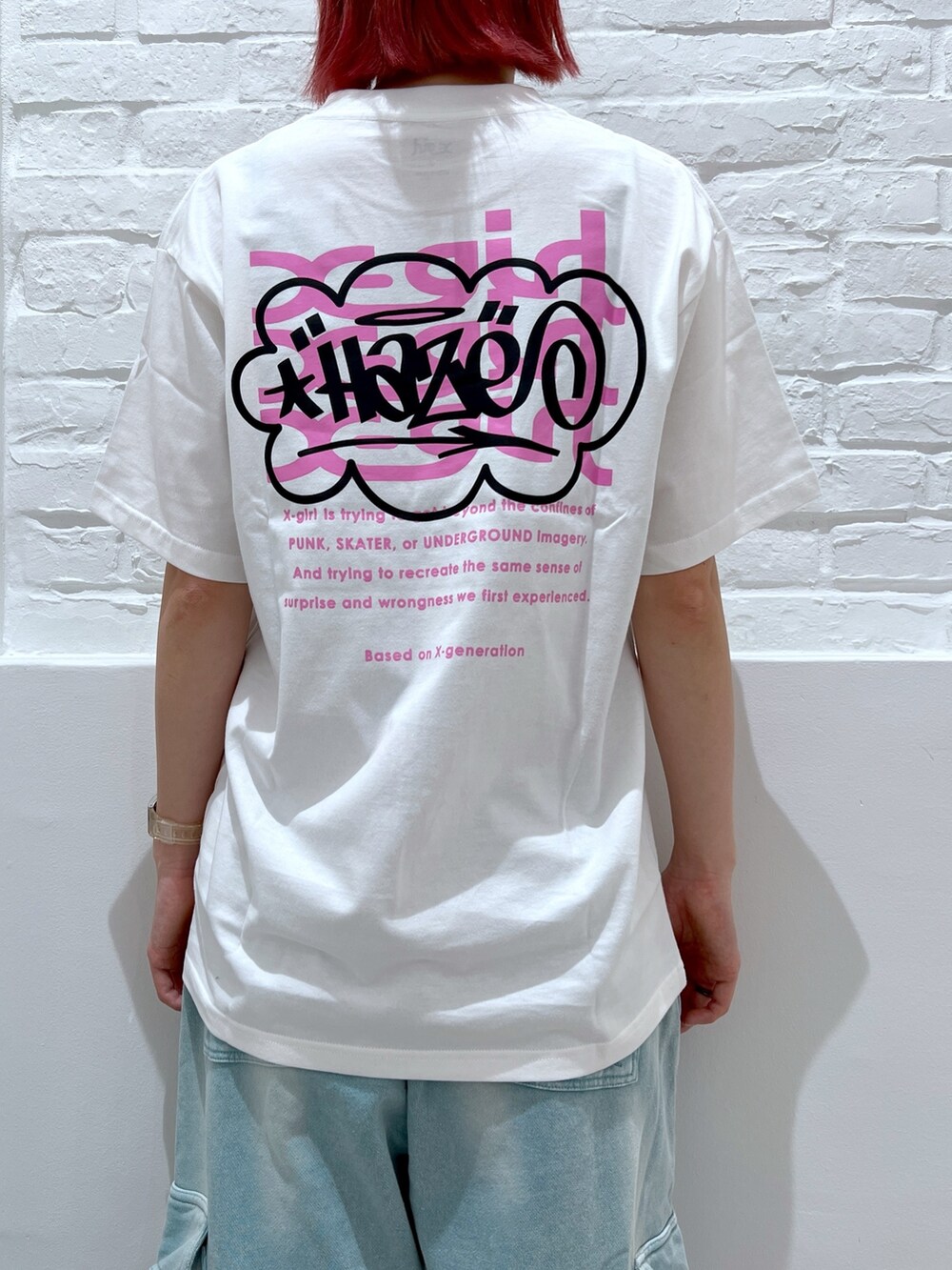 ホワイト系のTシャツ/カットソー、ブルー系のスウェットパンツ、ブラック系のキャップを着用したレディースの春コーディネートの4枚目の写真