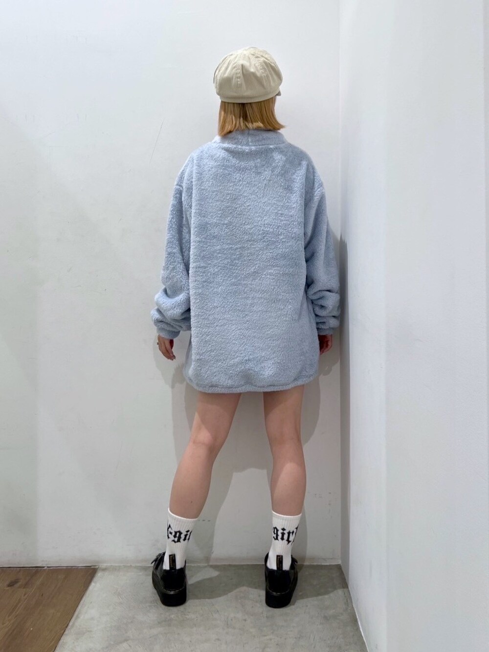 ブルー系のチュニック、ホワイト系のキャスケット、ホワイト系のソックス/靴下を着用したレディースの秋コーディネートの2枚目の写真