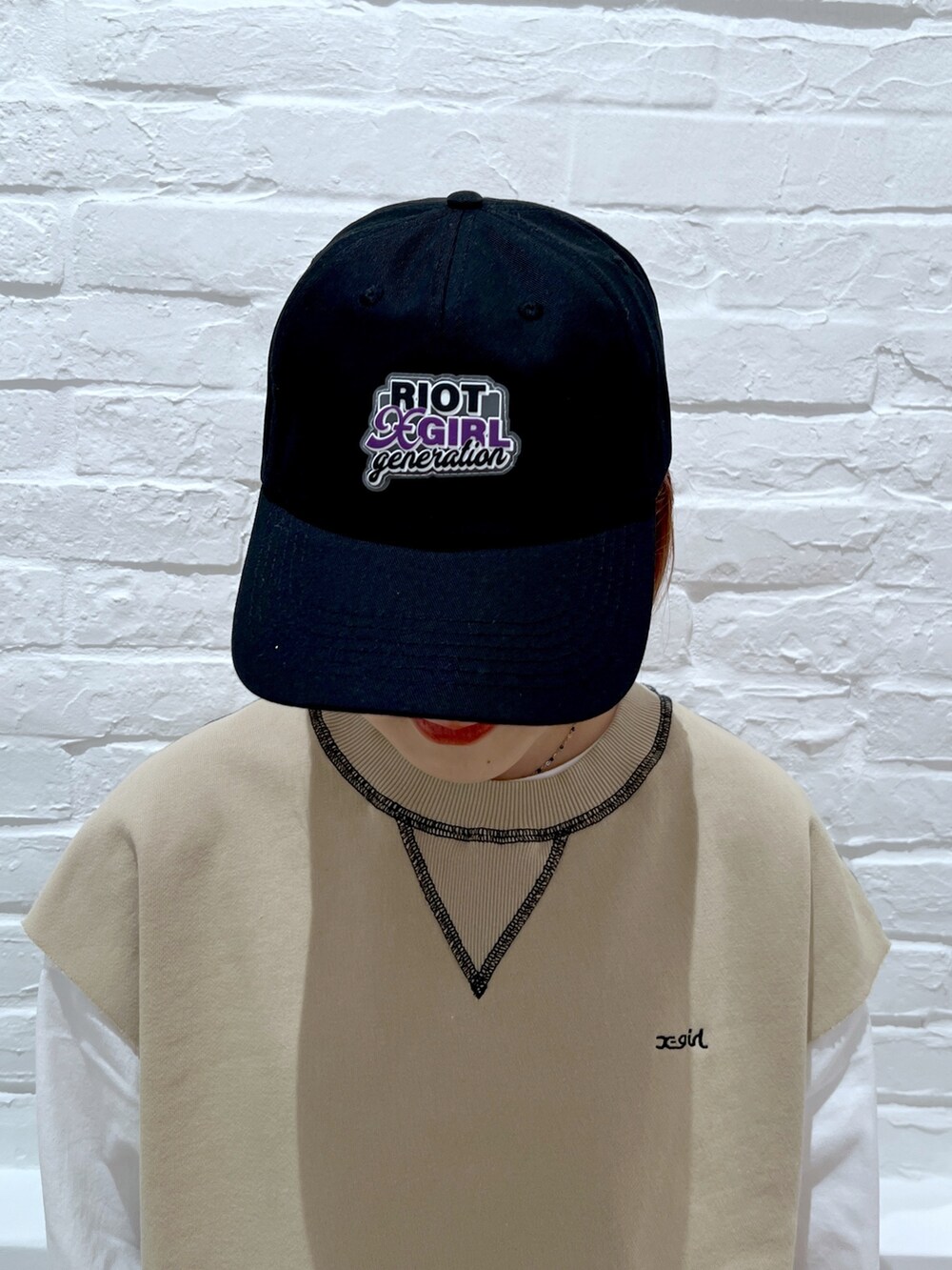 ベージュ系のスウェットパンツ、ホワイト系のTシャツ/カットソー、ベージュ系のベストを着用したレディースの春コーディネートの6枚目の写真