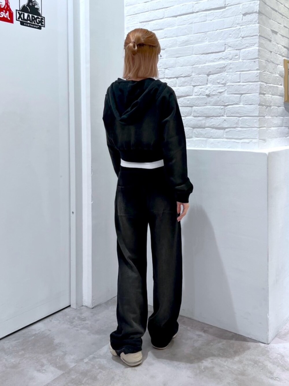 グリーン系のパーカー、ホワイト系のTシャツ/カットソー、グリーン系のスウェットパンツを着用したレディースの春コーディネートの3枚目の写真