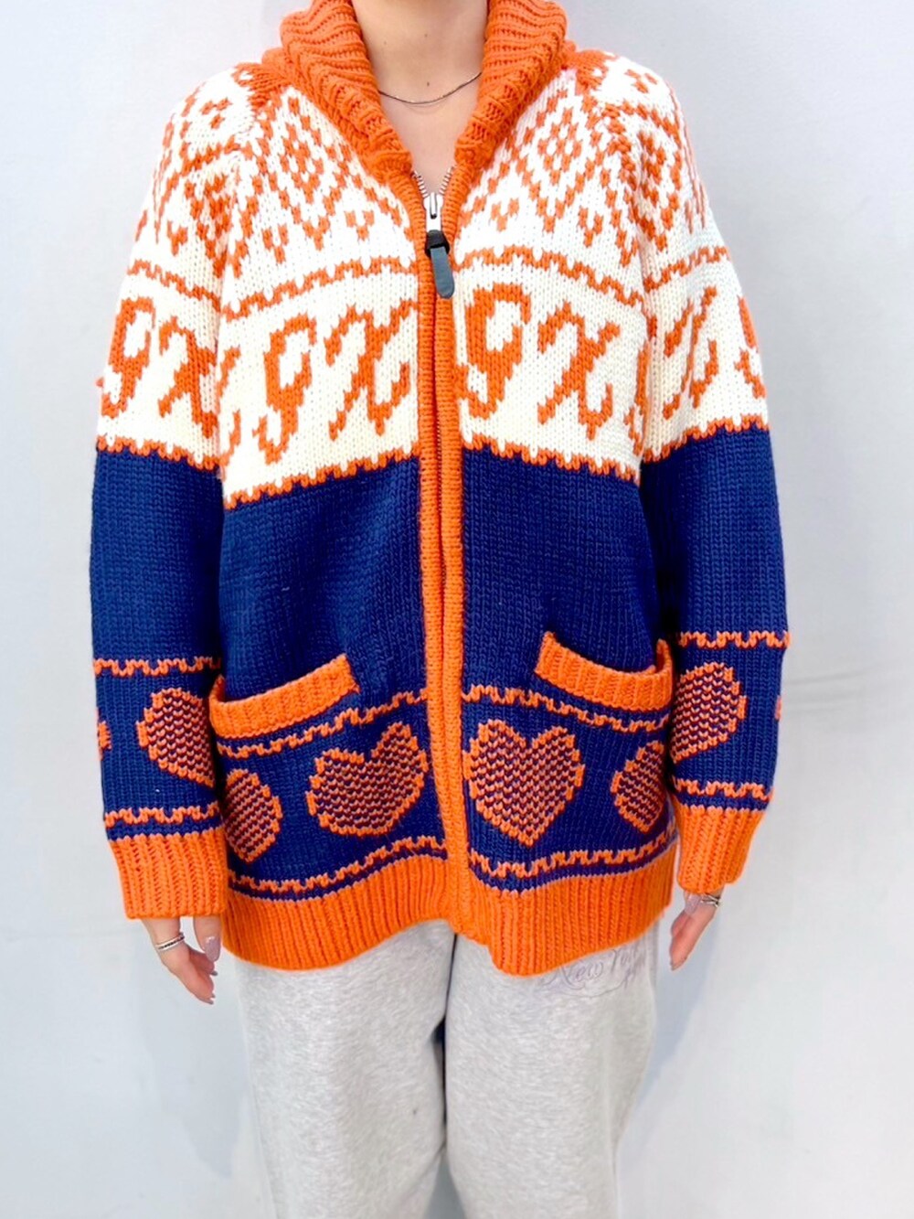 グレー系のスウェットパンツ、その他のカーディガン/ボレロ、ブラック系のハンチング/ベレー帽を着用したレディースの秋コーディネートの3枚目の写真