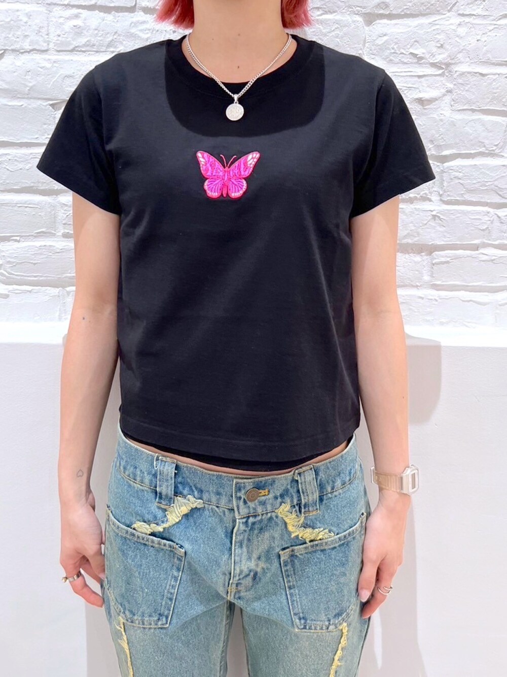 ブルー系のデニムパンツ、ブラック系のTシャツ/カットソー、シルバー系のネックレスを着用したレディースの春コーディネートの3枚目の写真