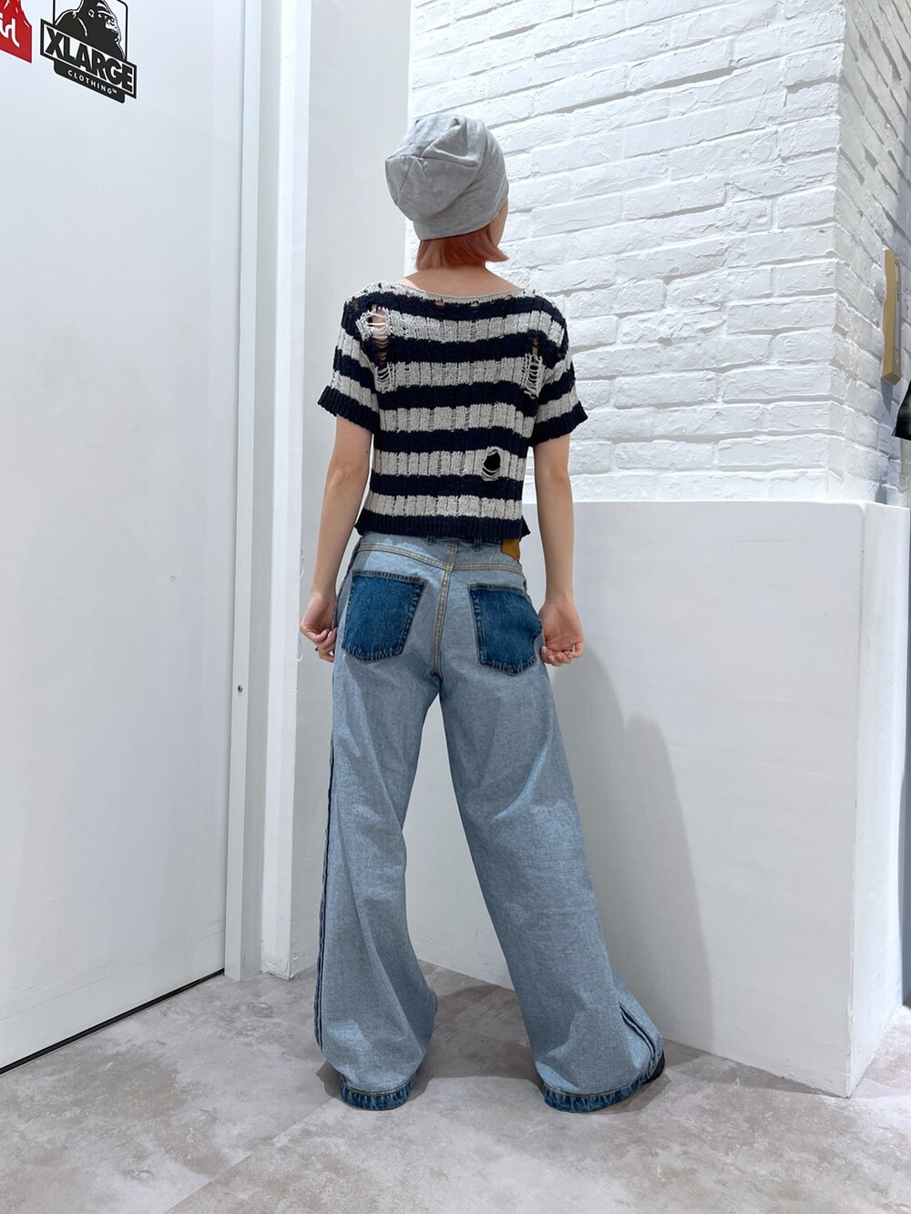 その他のニット/セーター、ブルー系のデニムパンツ、グレー系のニットキャップ/ビーニーを着用したレディースの春コーディネートの2枚目の写真