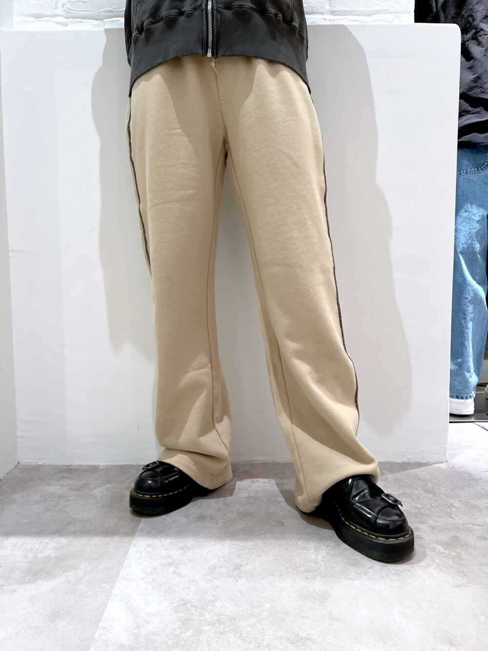 ベージュ系のスウェットパンツ、ブラック系のパーカー、ブラック系のニットキャップ/ビーニーを着用したレディースの春コーディネートの5枚目の写真