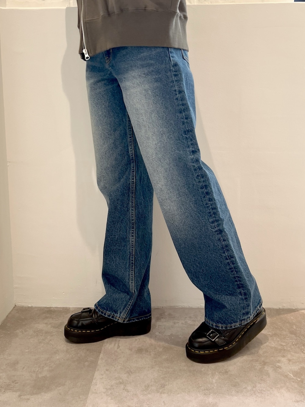 ブルー系のデニムパンツ、ホワイト系のTシャツ/カットソー、グリーン系のスウェットを着用したレディースの春コーディネートの4枚目の写真