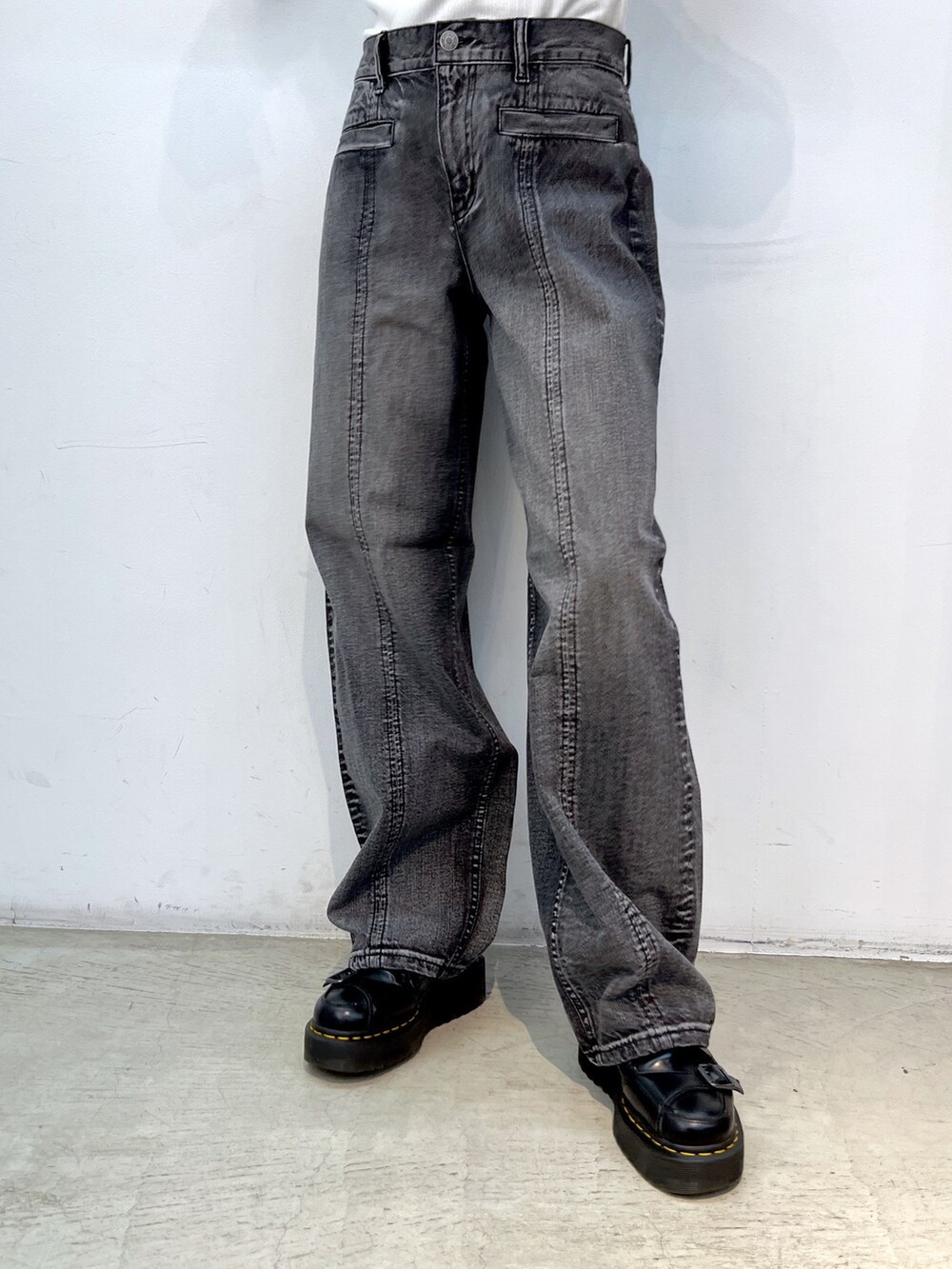 ホワイト系のTシャツ/カットソー、パープル系のショルダーバッグ、ブラック系のデニムパンツを着用したレディースの秋コーディネートの4枚目の写真