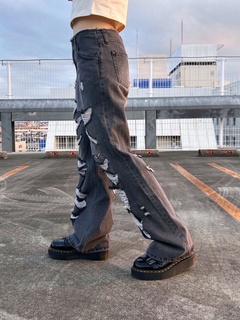 ブラック系のデニムパンツ、ホワイト系のTシャツ/カットソー、ブラック系のキャップを着用したレディースの夏コーディネートの5枚目の写真