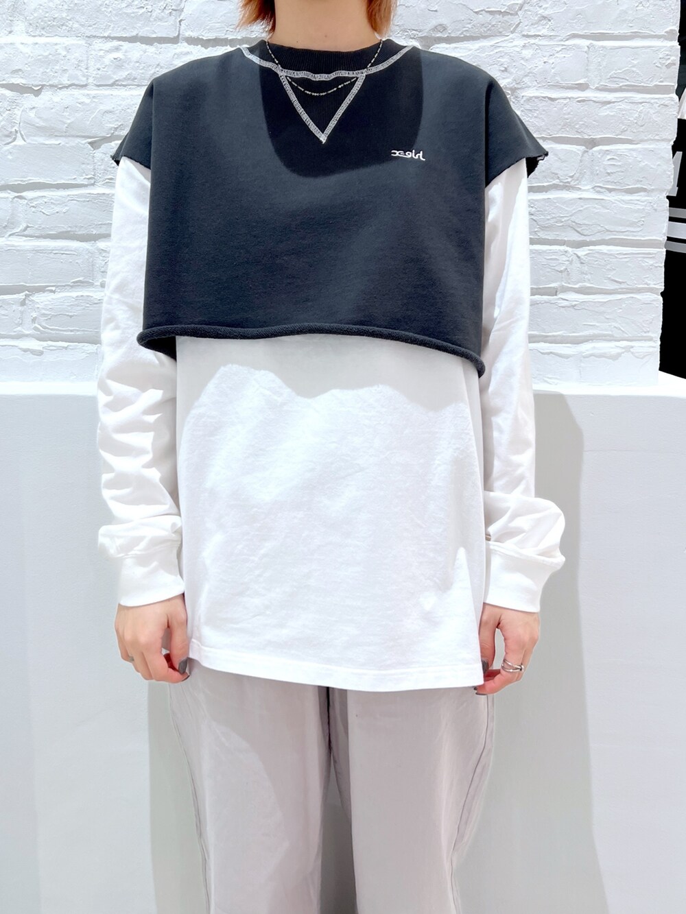 グレー系のその他パンツ、ホワイト系のTシャツ/カットソー、グレー系のベストを着用したレディースの春コーディネートの3枚目の写真