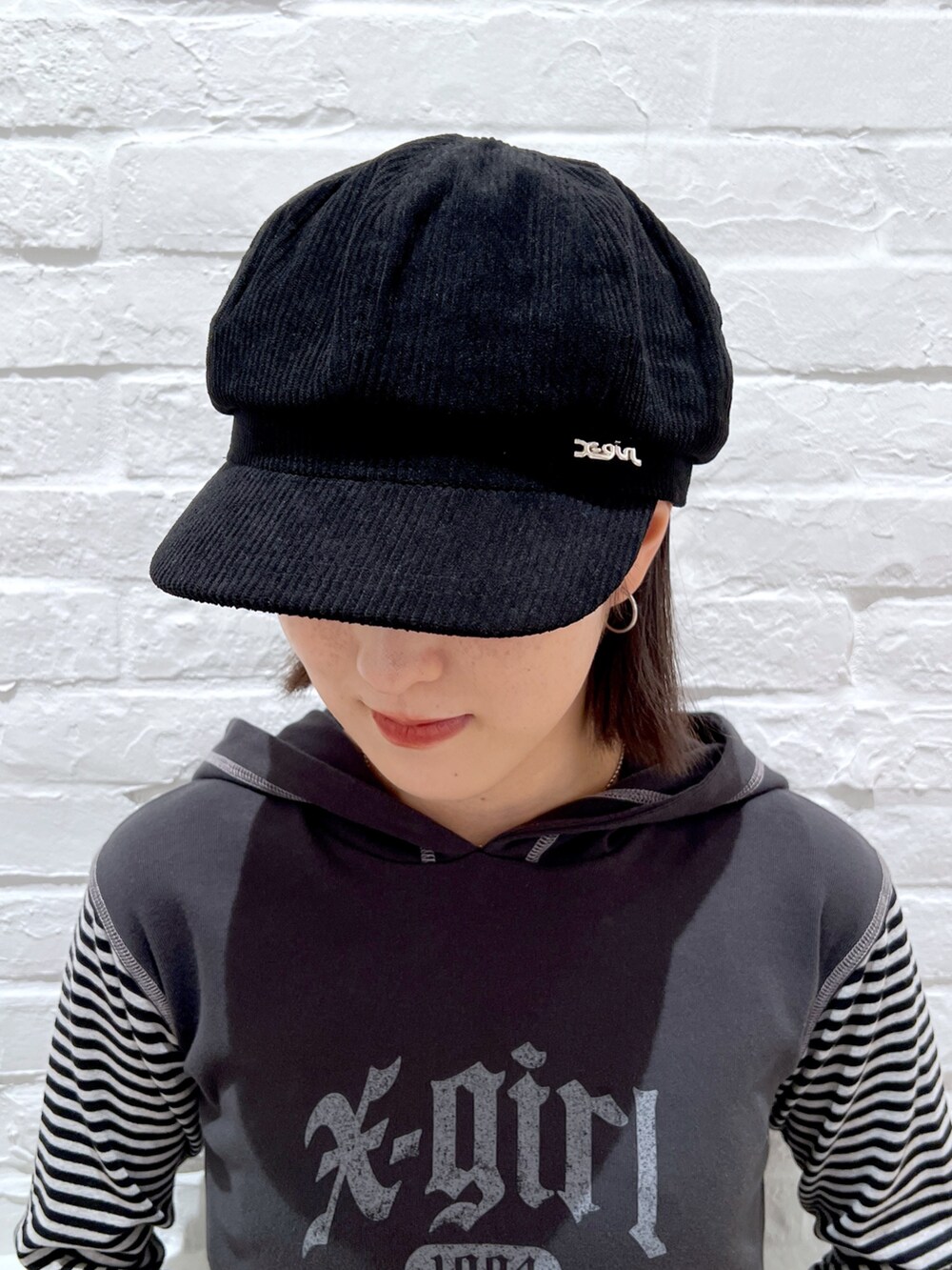 グレー系のTシャツ/カットソー、ホワイト系のスウェットパンツ、ブラック系のキャスケットを着用したレディースの秋コーディネートの5枚目の写真