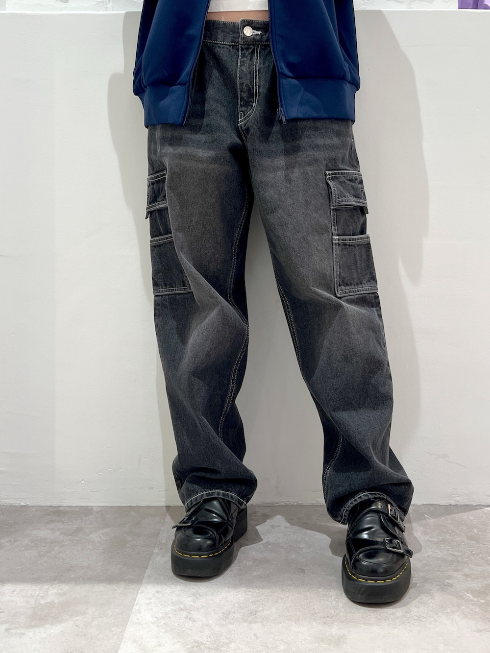 ブラック系のカーゴパンツ、ホワイト系のTシャツ/カットソー、ブルー系のジャージを着用したレディースの夏コーディネートの4枚目の写真