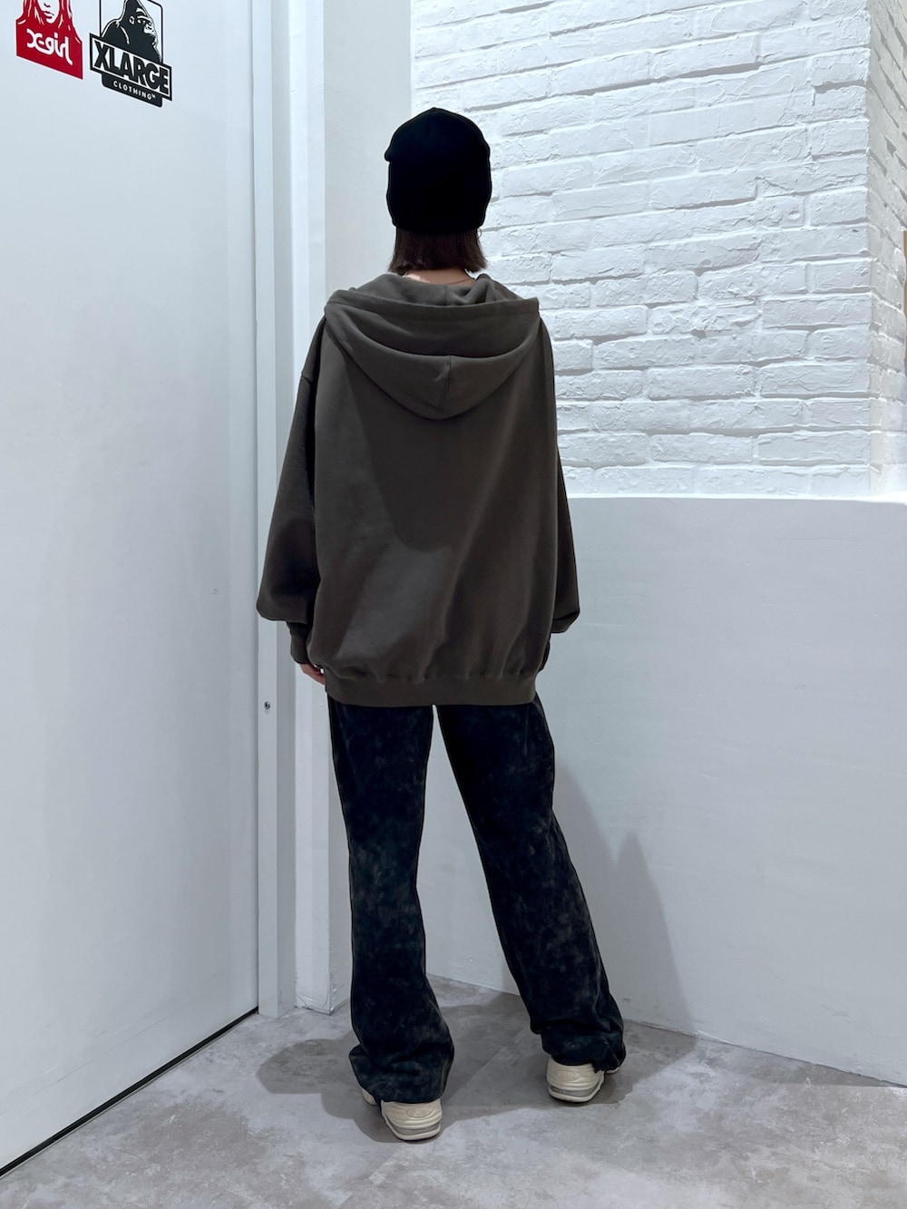 ブラック系のスウェットパンツ、グリーン系のパーカー、ブラック系のニットキャップ/ビーニーを着用したレディースの夏コーディネートの2枚目の写真