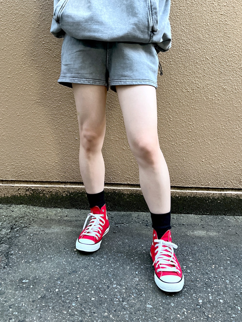 ブラック系のスウェットパンツ、ブラック系のパーカー、ブラック系のバックパック/リュックを着用したレディースの夏コーディネートの4枚目の写真