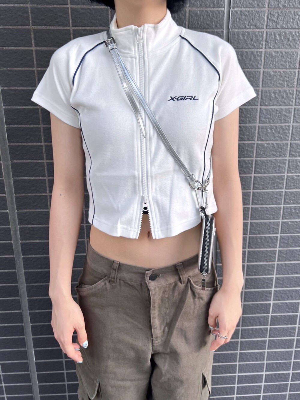 「x-girl、カーゴパンツ、パンツスタイル、ショート丈トップス、ストリート、メンズライク、夏コーデ、おしゃ見えテクニック、シンプル、韓国ファッション」｜「X-girlの※STAR LOGO MULTI CARD CASE（カードケース、シルバー系）」を使った、小島えみるさん（レディース・165cm）の夏コーディネートの3枚目の写真