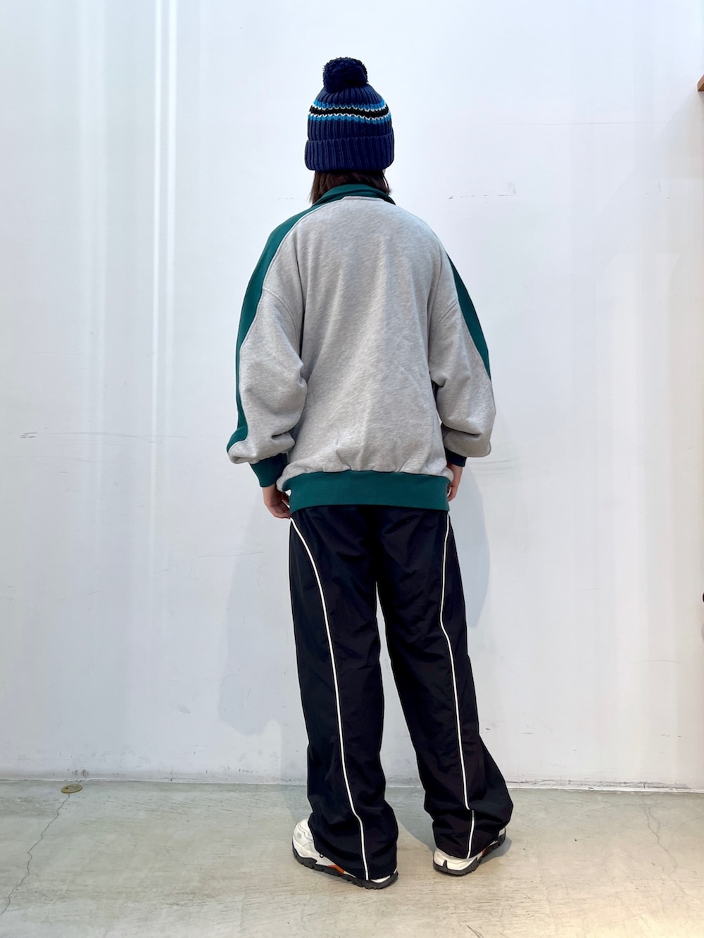 ブラック系のその他パンツ、ホワイト系のTシャツ/カットソー、グレー系のスウェットを着用したレディースの秋コーディネートの3枚目の写真