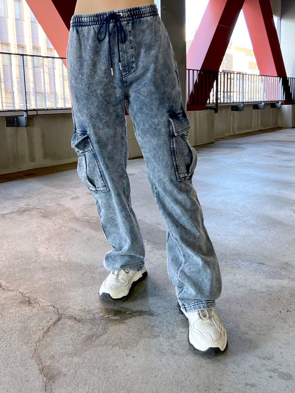 ブルー系のスウェットパンツ、ホワイト系のTシャツ/カットソー、ブラック系のキャップを着用したレディースの夏コーディネートの4枚目の写真