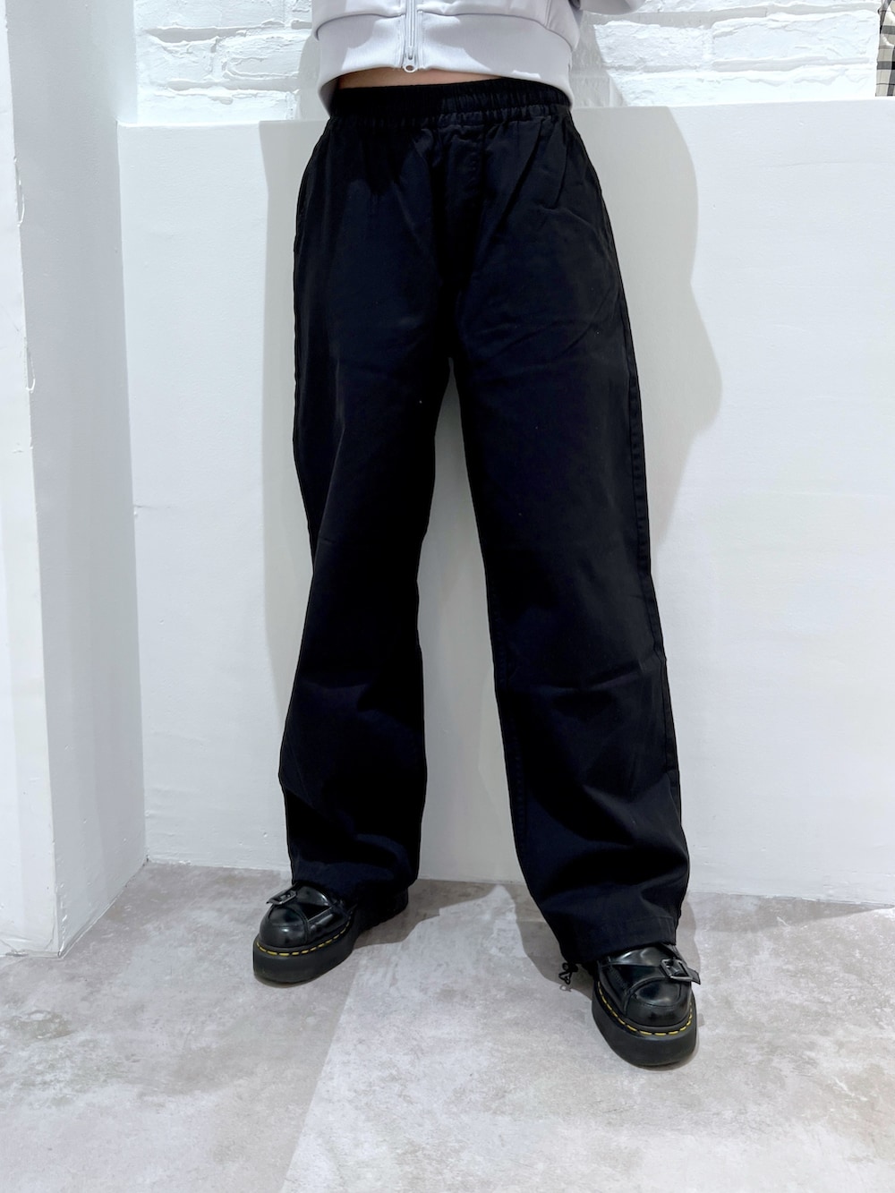 ブラック系のその他パンツ、グレー系のジャージ、ブラック系のバックパック/リュックを着用したレディースの春コーディネートの3枚目の写真