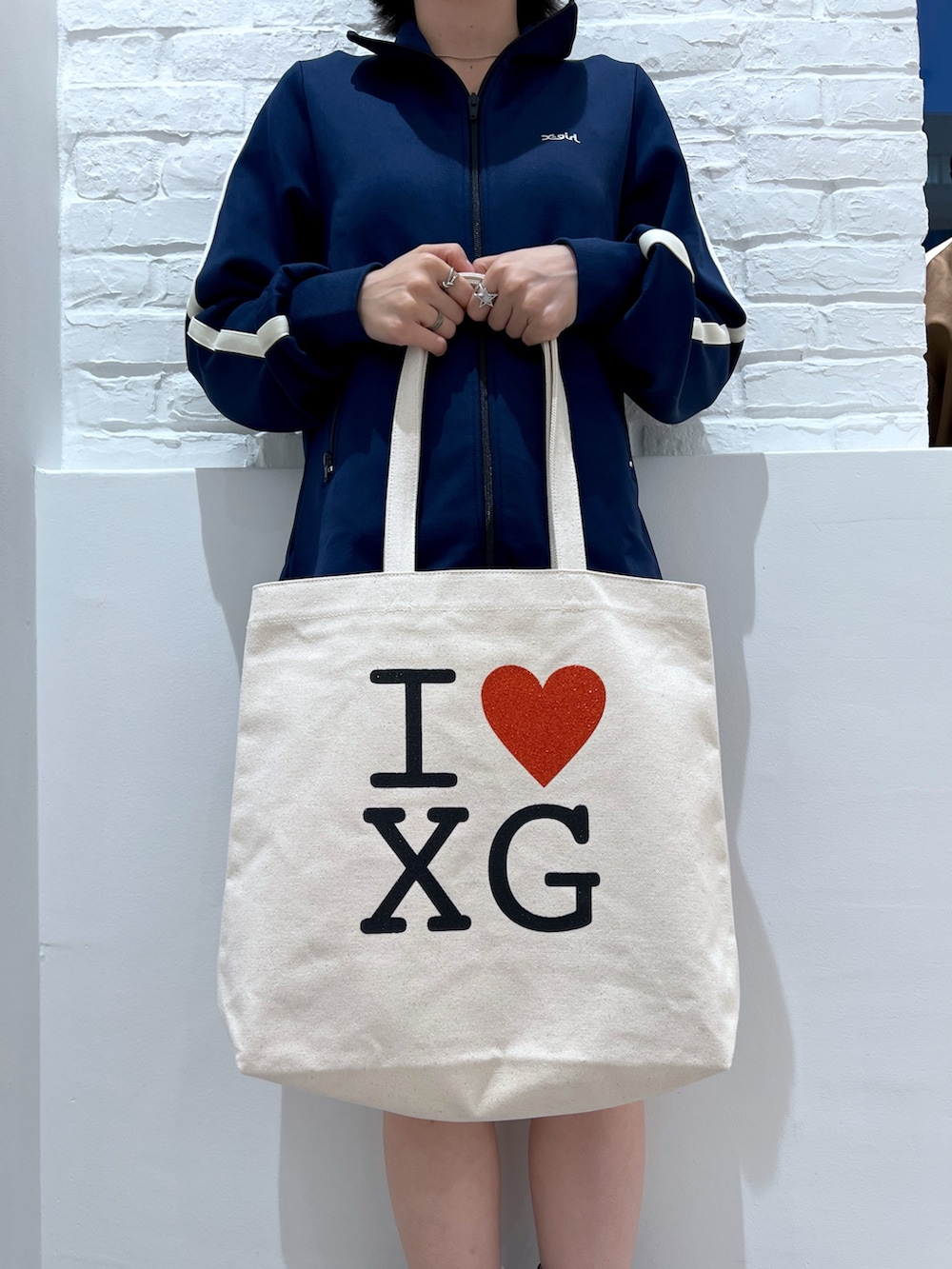 ブルー系のワンピース、ホワイト系のトートバッグ、ブラック系のキャスケットを着用したレディースの秋コーディネートの4枚目の写真