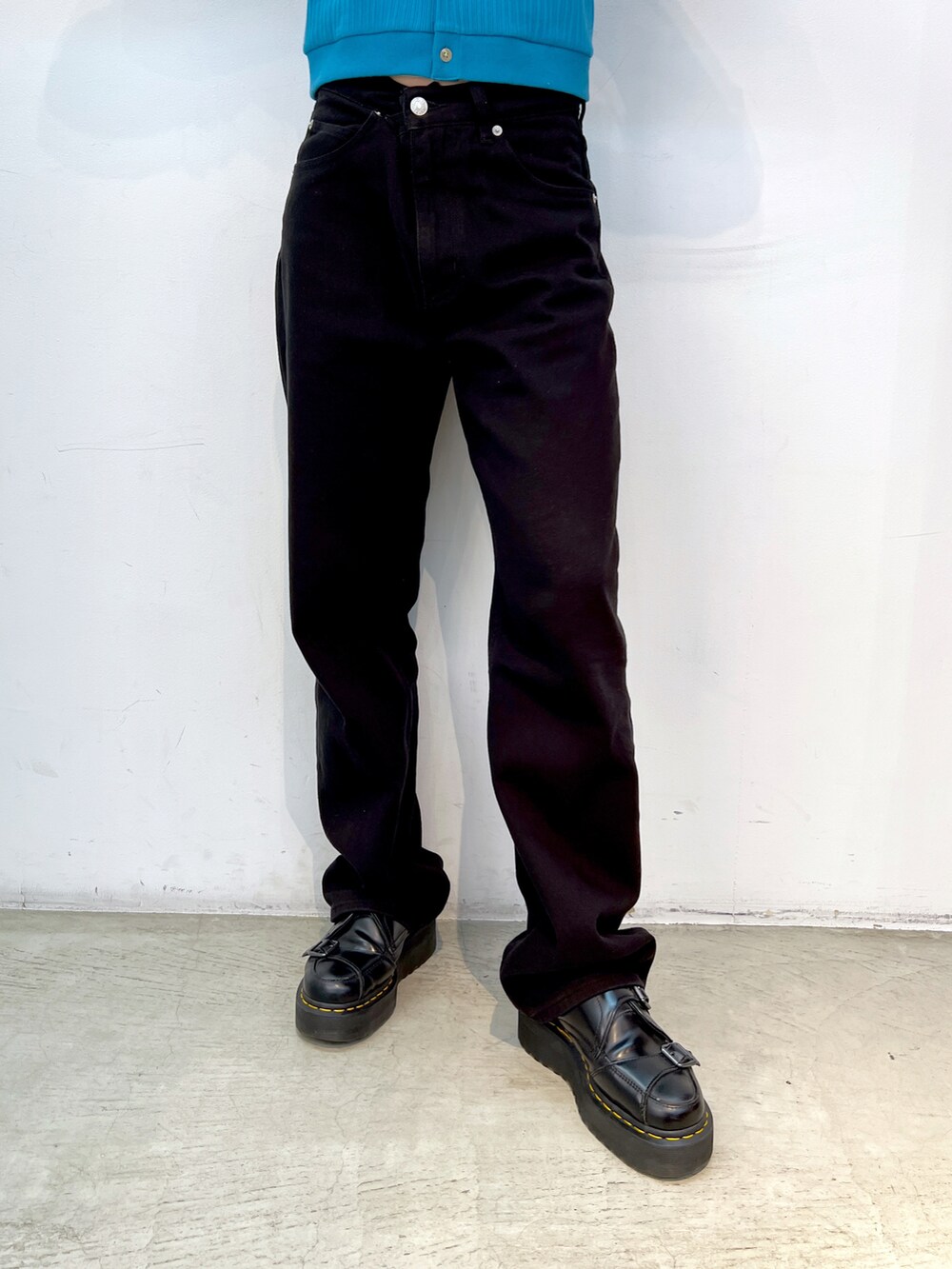 ブルー系のカーディガン/ボレロ、ブラック系のデニムパンツ、シルバー系のショルダーバッグを着用したレディースの夏コーディネートの4枚目の写真