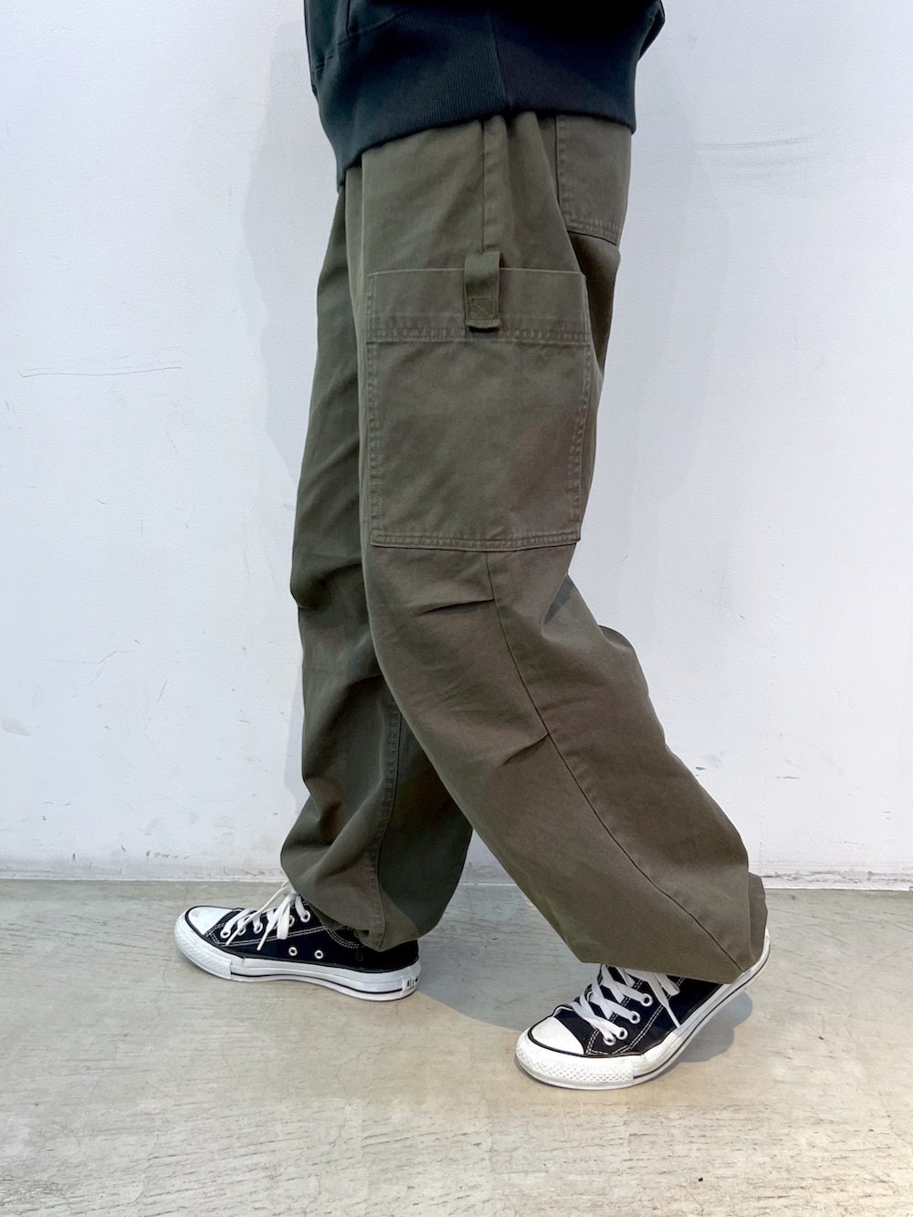 グリーン系のその他パンツ、グレー系のパーカー、ベージュ系のニットキャップ/ビーニーを着用したレディースの秋コーディネートの6枚目の写真