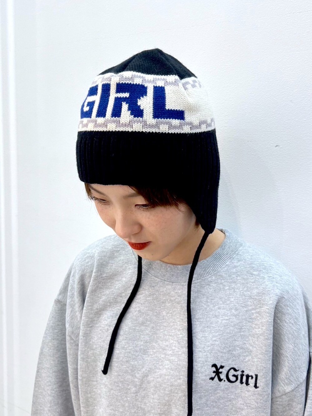 グレー系のスウェット、グリーン系のその他パンツ、ブラック系のニットキャップ/ビーニーを着用したレディースの冬コーディネートの7枚目の写真