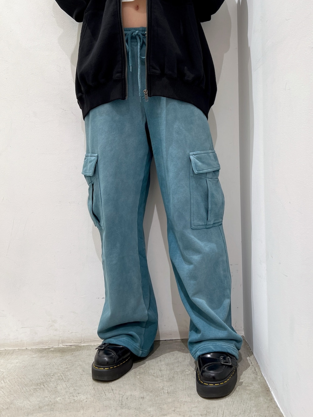 ブルー系のスウェットパンツ、ブラック系のパーカー、ホワイト系のTシャツ/カットソーを着用したレディースの秋コーディネートの4枚目の写真