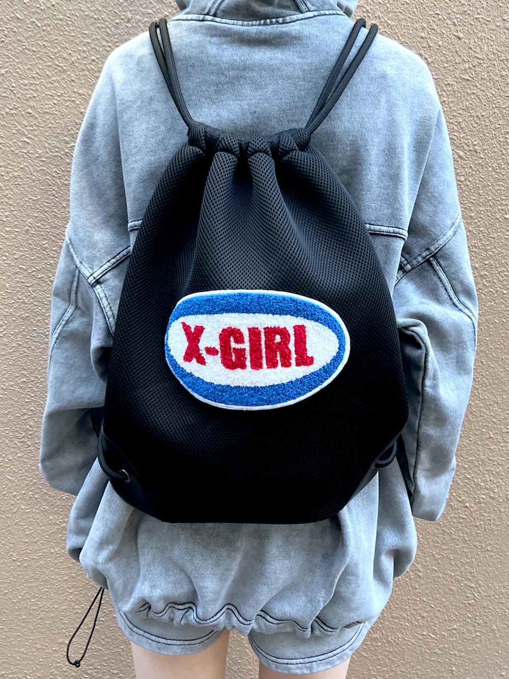 ブラック系のスウェットパンツ、ブラック系のパーカー、ブラック系のバックパック/リュックを着用したレディースの夏コーディネートの5枚目の写真