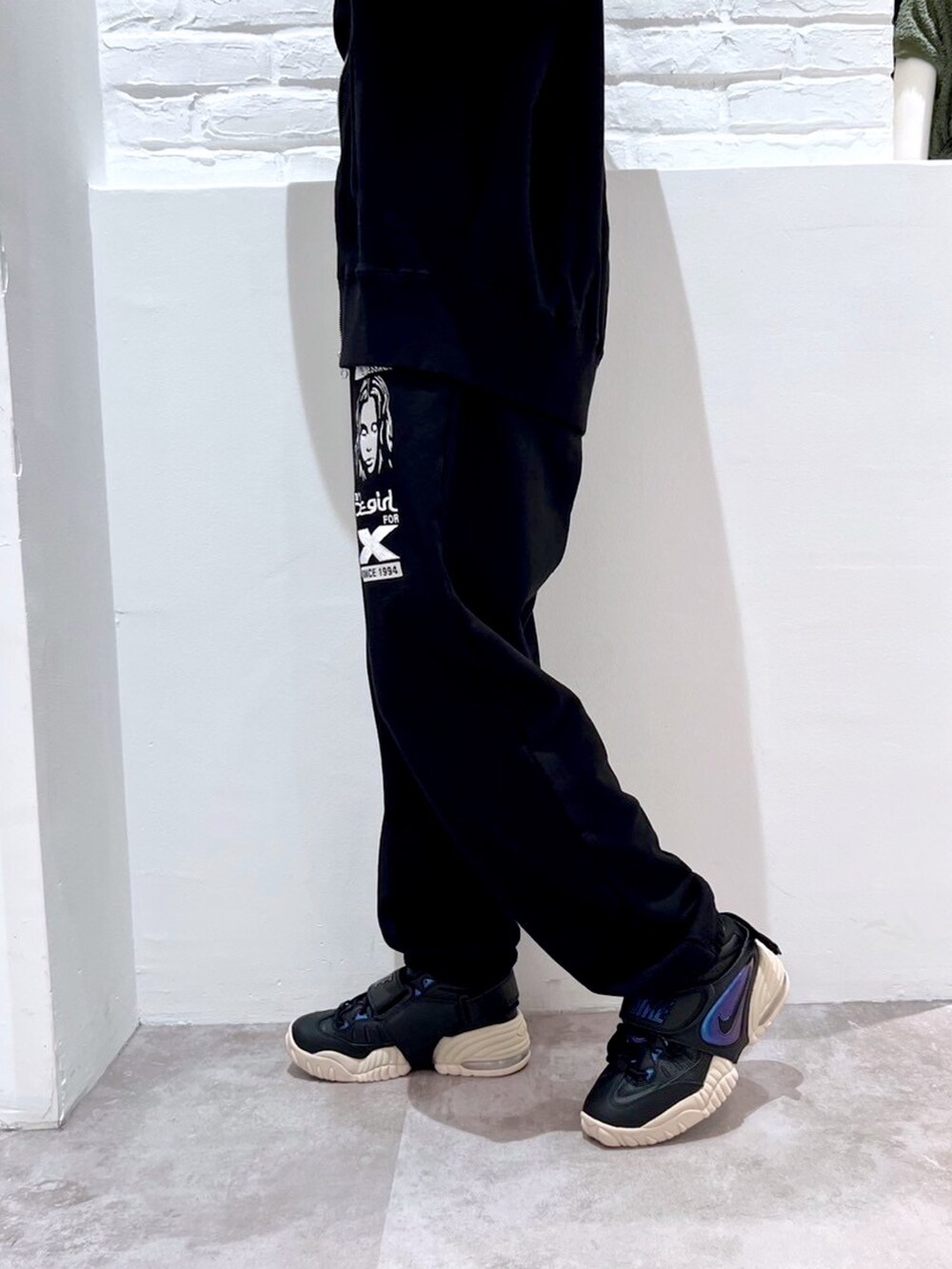 ブラック系のスウェットパンツ、ホワイト系のTシャツ/カットソー、ブラック系のパーカーを着用したレディースの秋コーディネートの5枚目の写真