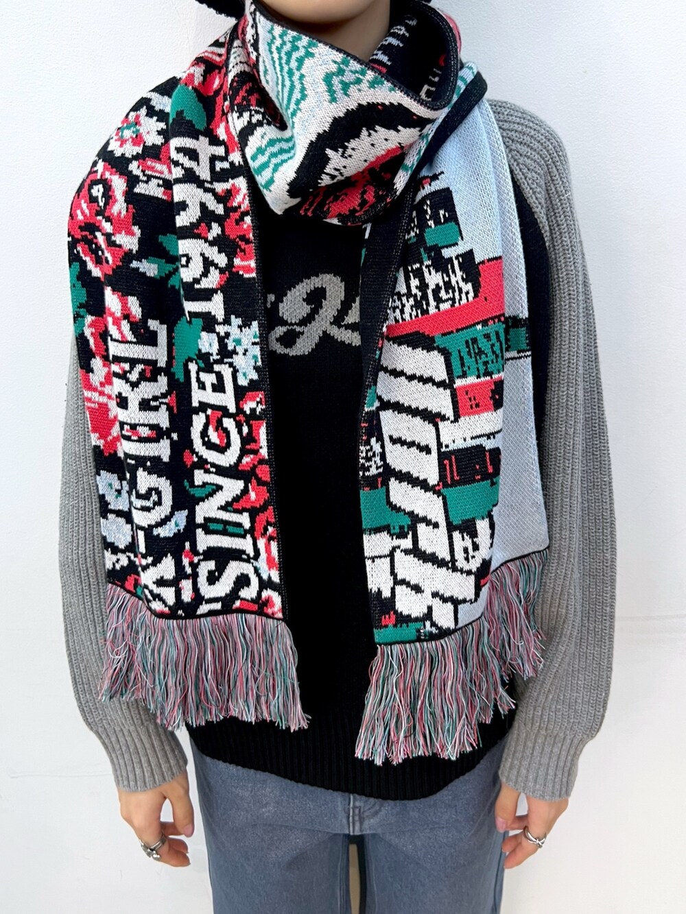 ブルー系のデニムパンツ、ブラック系のニット/セーター、ブラック系のニットキャップ/ビーニーを着用したレディースの秋コーディネートの3枚目の写真