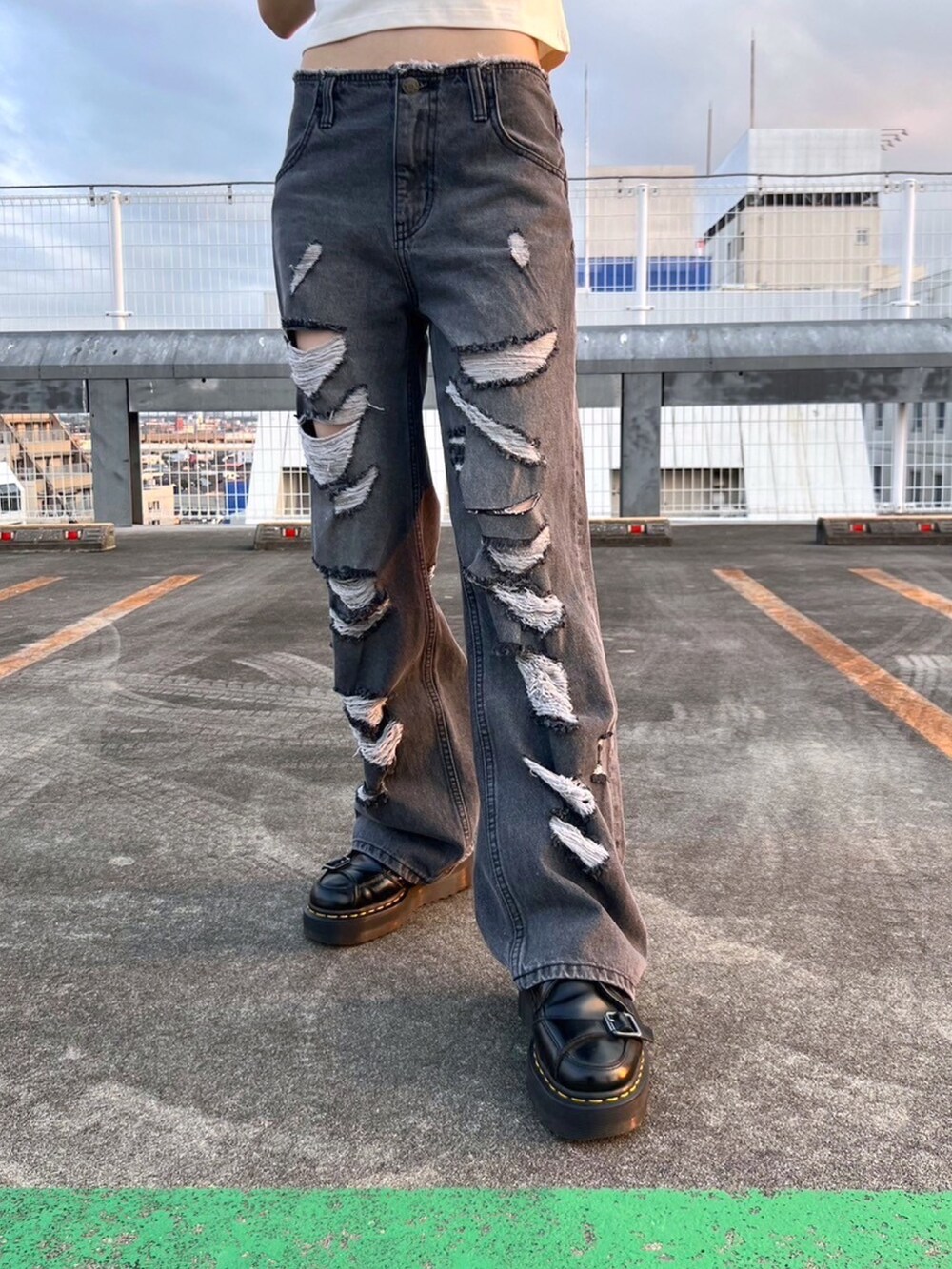 ブラック系のデニムパンツ、ホワイト系のTシャツ/カットソー、ブラック系のキャップを着用したレディースの夏コーディネートの4枚目の写真