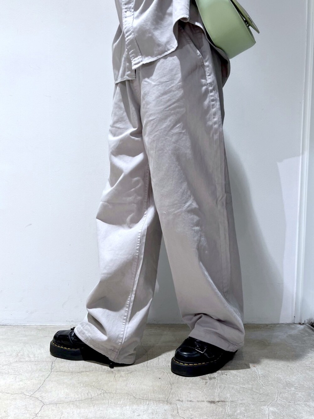 グレー系のその他パンツ、グレー系のシャツ/ブラウス、グリーン系のショルダーバッグを着用したレディースの春コーディネートの5枚目の写真