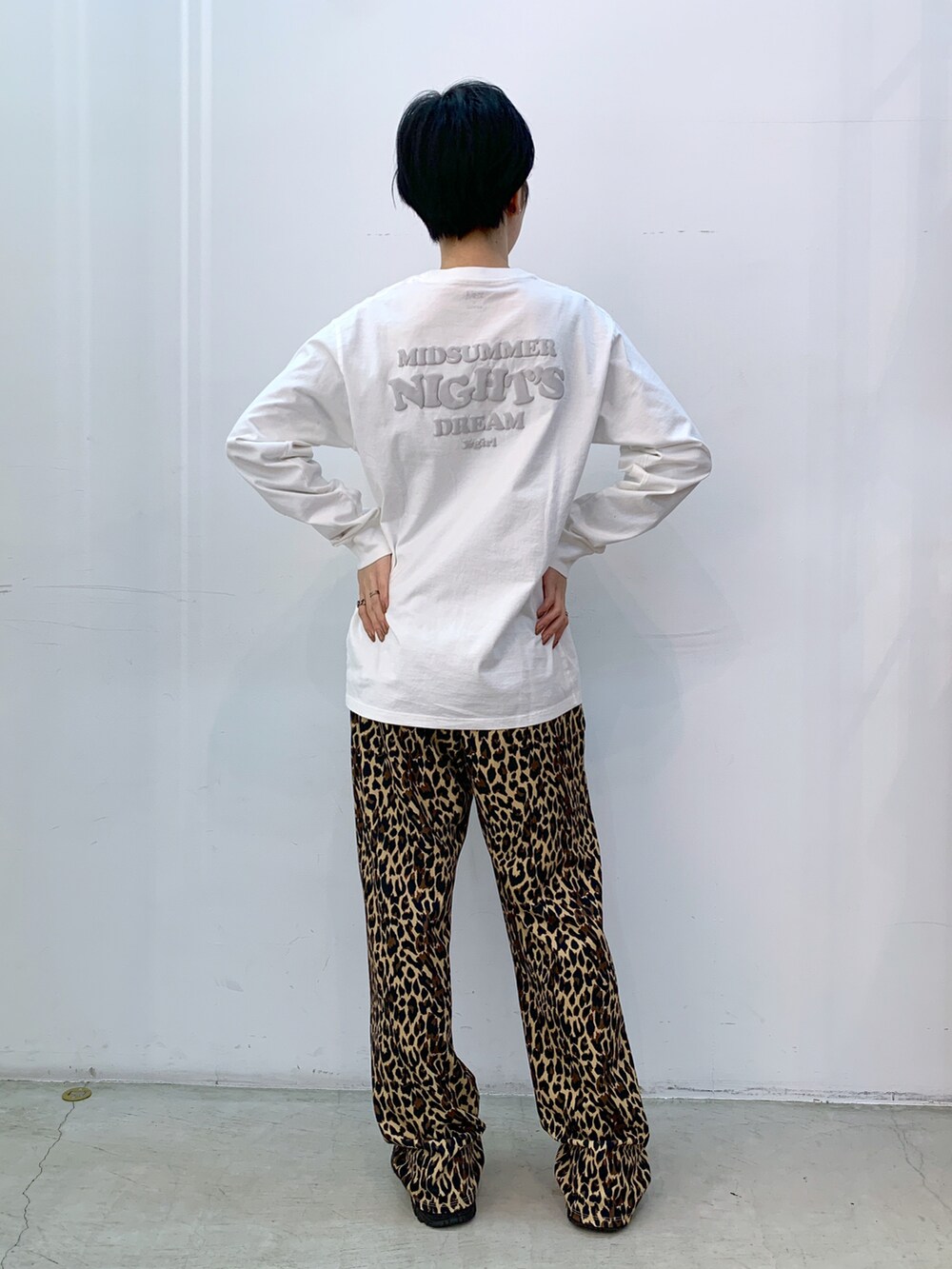 ベージュ系のその他パンツ、ホワイト系のTシャツ/カットソー、ブラック系のシャツ/ブラウスを着用したレディースの冬コーディネートの5枚目の写真