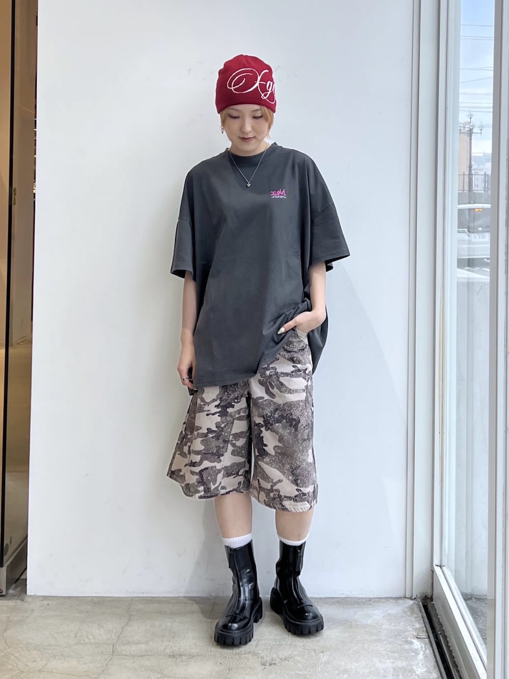 その他のデニムパンツ、ブラック系のワンピース、レッド系のニットキャップ/ビーニーを着用したレディースの春コーディネートの2枚目の写真