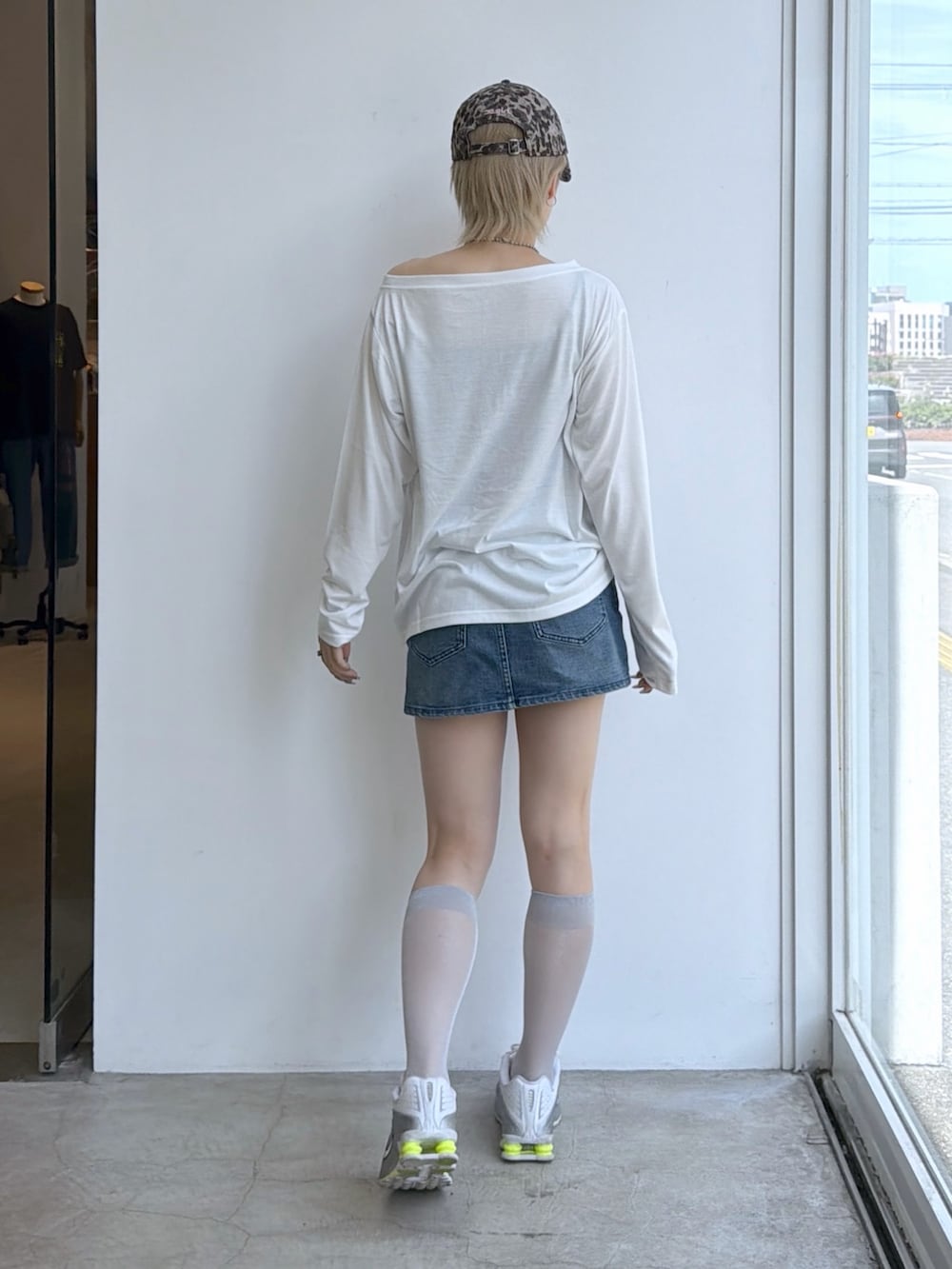 ブルー系のデニムスカート、ホワイト系のTシャツ/カットソー、その他のバッジを着用したレディースの夏コーディネートの2枚目の写真