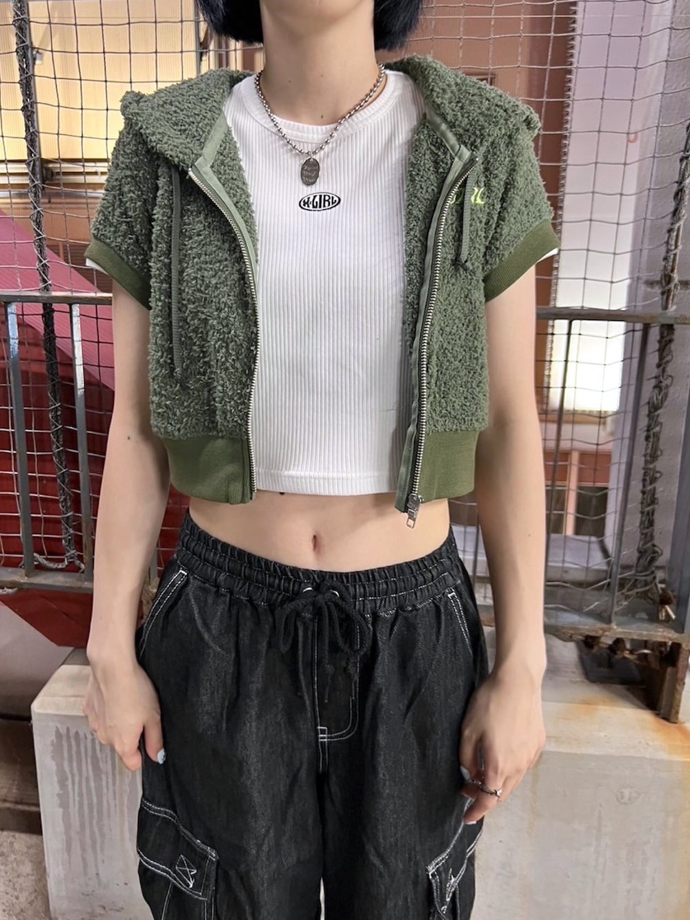 ブラック系のデニムパンツ、ホワイト系のTシャツ/カットソー、グリーン系のパーカーを着用したレディースの夏コーディネートの3枚目の写真