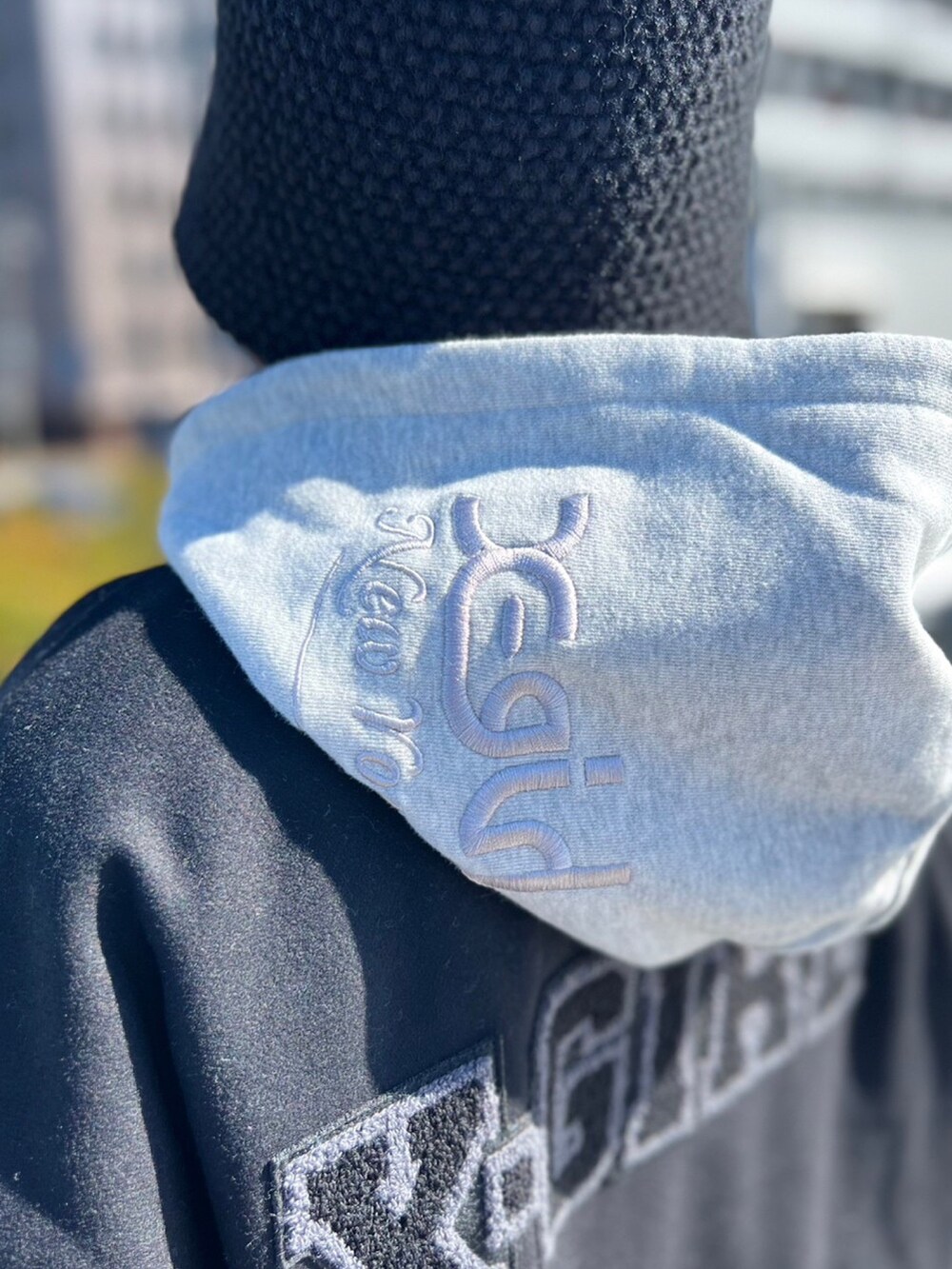 グレー系のスウェットパンツ、グレー系のパーカー、ブラック系のスタジャンを着用したレディースの秋コーディネートの6枚目の写真