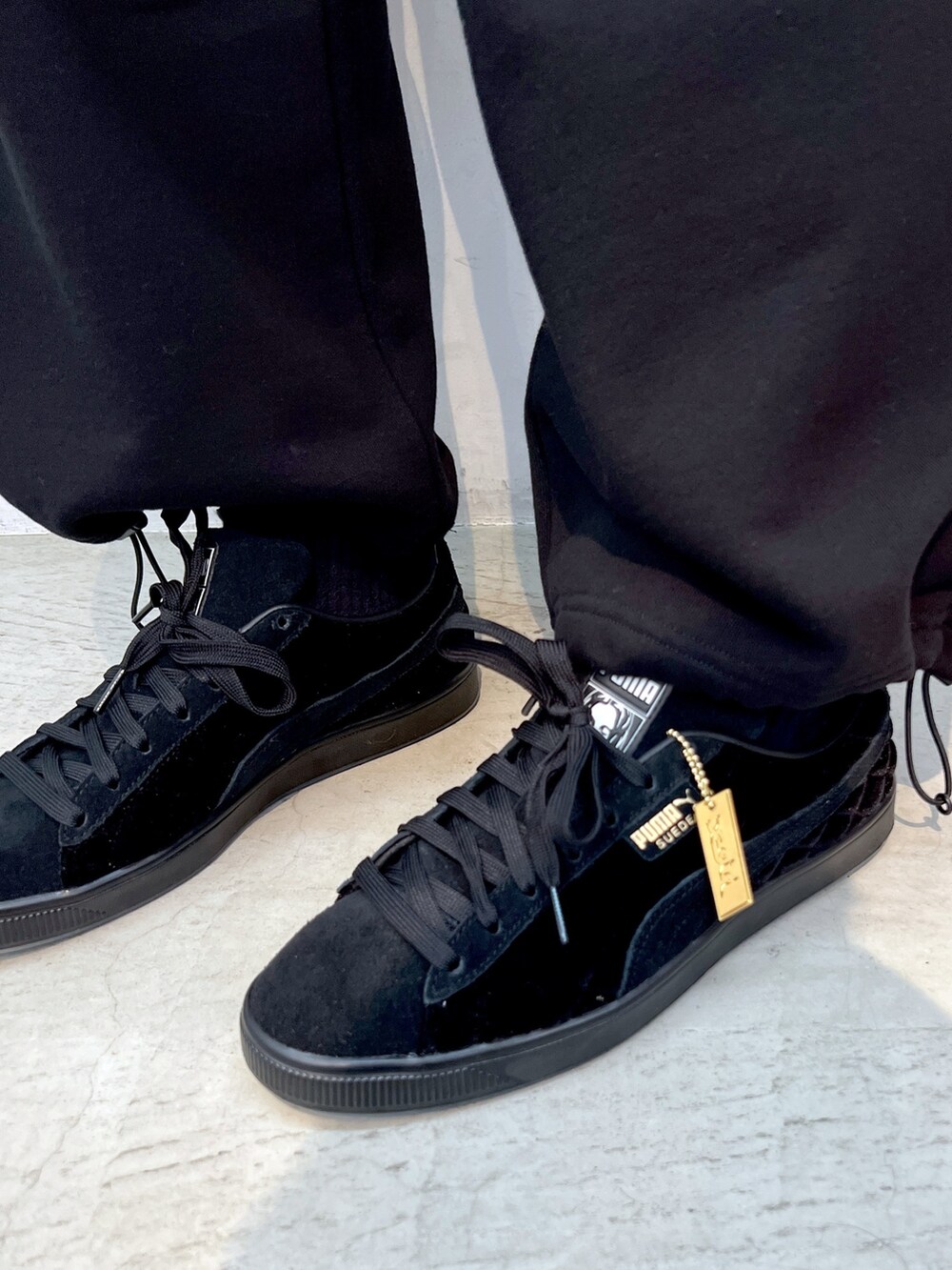 レッド系のスウェット、ブラック系のスウェットパンツ、ブラック系のスニーカーを着用したレディースの秋コーディネートの7枚目の写真