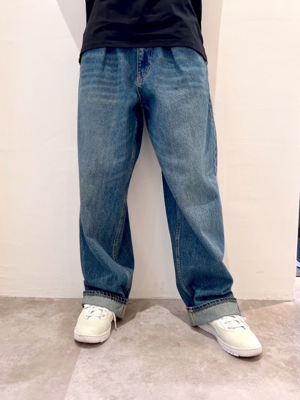 ブルー系のデニムパンツ、ブラック系のTシャツ/カットソー、ホワイト系のハットを着用したレディースの夏コーディネートの5枚目の写真