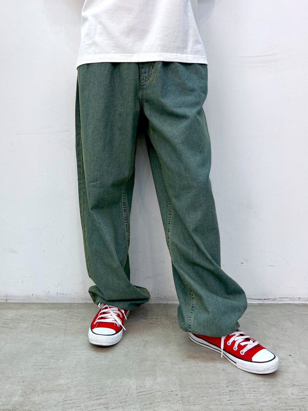 ブルー系のデニムパンツ、ホワイト系のTシャツ/カットソー、ブラック系のハットを着用したレディースの夏コーディネートの4枚目の写真