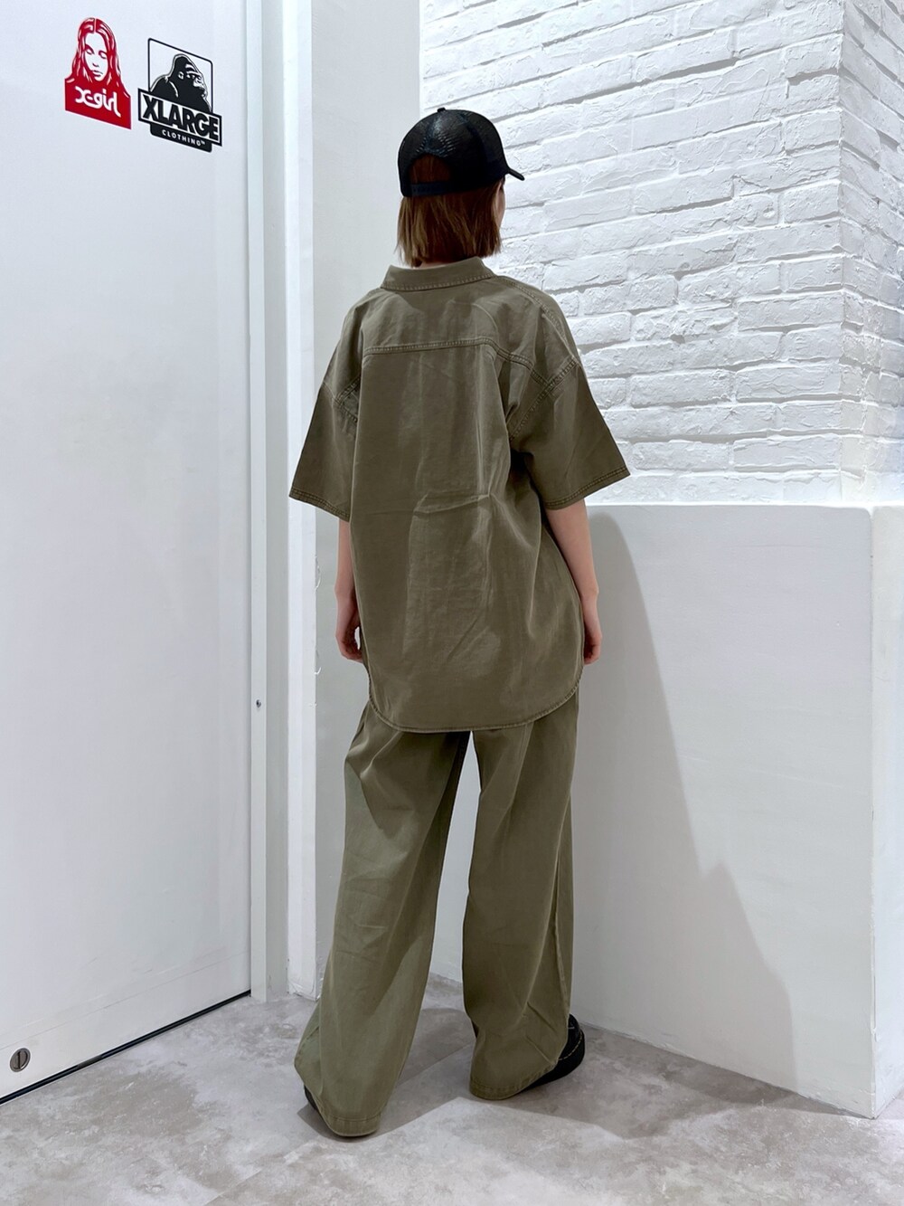 グリーン系のその他パンツ、その他のタンクトップ、グリーン系のシャツ/ブラウスを着用したレディースの春コーディネートの2枚目の写真