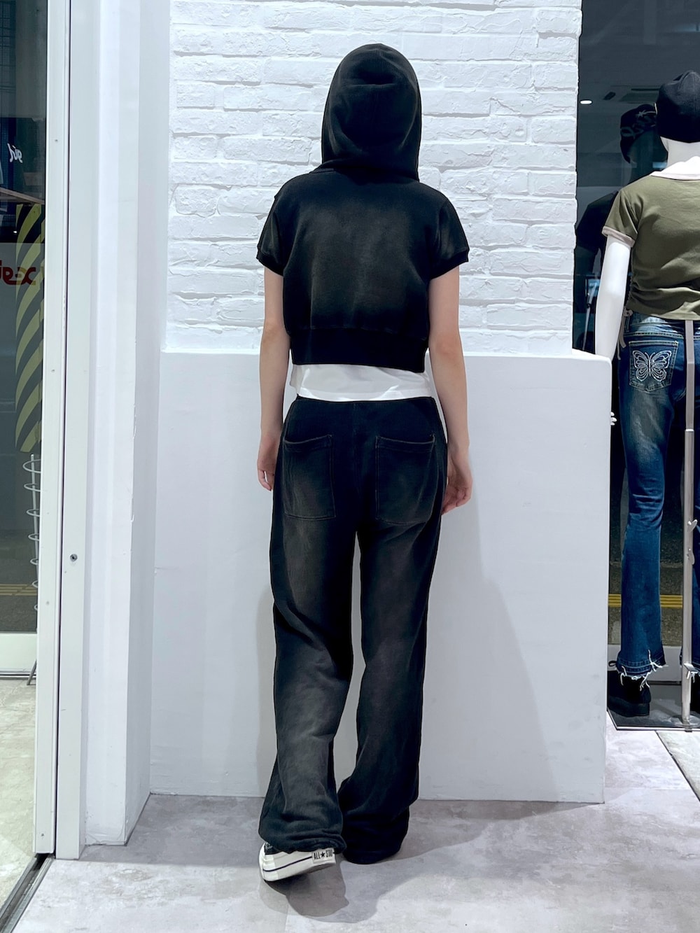 「x-girl、セットアップ、スウェットパンツ、スウェット、パーカー、白Tシャツ、夏コーデ、ラクチンコーデ、初夏コーデ、夏服、お洒落さんとつながりたい、夏だ！Tシャツ着よう！、モノトーン」｜「X-girlのFADED SWEAT PANTS（スウェットパンツ、グリーン系）」を使った、小島えみるさん（レディース・165cm）の春コーディネートの2枚目の写真