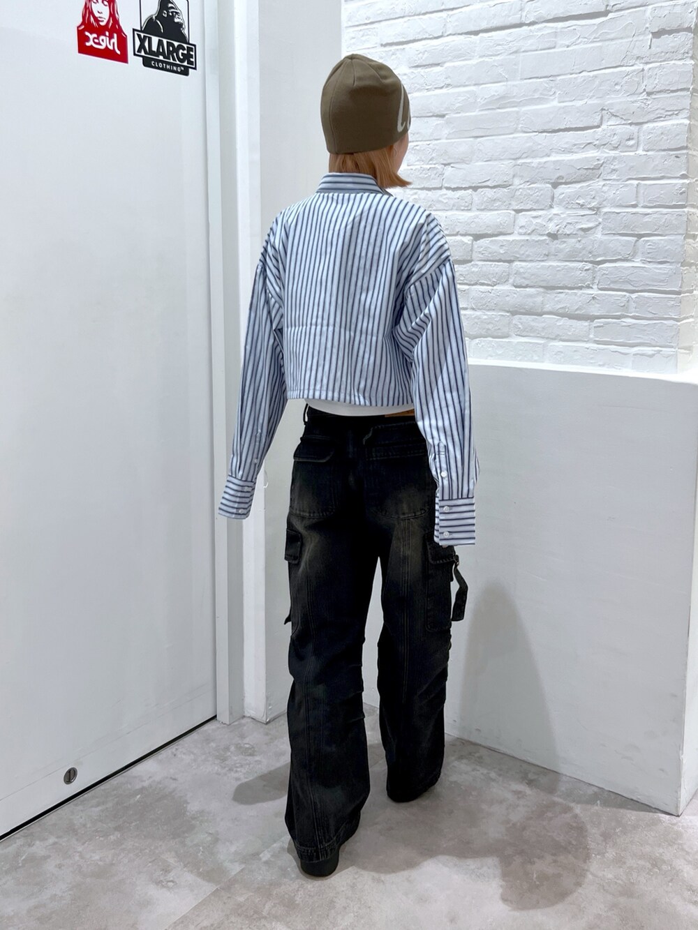 ホワイト系のTシャツ/カットソー、ブラック系のデニムパンツ、ブルー系のシャツ/ブラウスを着用したレディースの春コーディネートの2枚目の写真