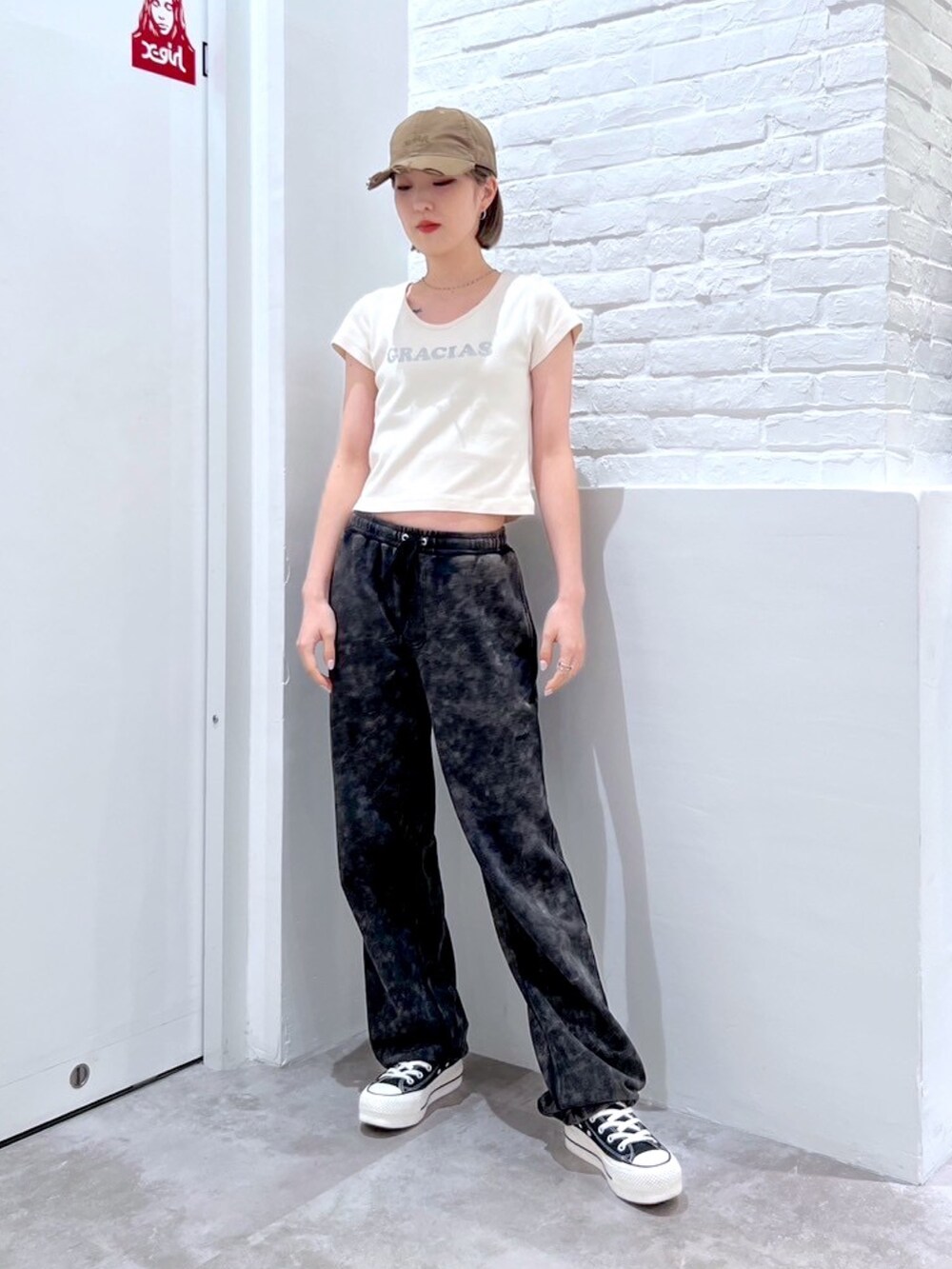 ブラック系のスウェットパンツ、ホワイト系のTシャツ/カットソー、ブラック系のパーカーを着用したレディースの春コーディネートの3枚目の写真