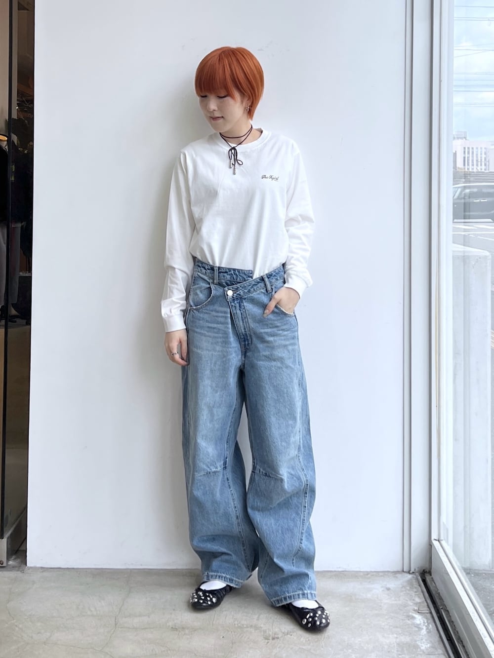 ブルー系のデニムパンツ、ホワイト系のTシャツ/カットソーを着用したレディースの冬コーディネートの2枚目の写真