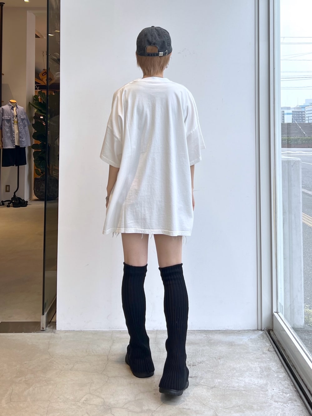 「x-girl、ワンピース、オーバーサイズ、キャップ、ミニスカート、白Tシャツ、厚底サンダル、夏コーデ、韓国ファッション、夏ファッション、お出かけコーデ、夏、ゆるコーデ、ワンピーススタイル、スカートコーデ」｜「X-girlの2WAY LOOSE SOCKS（レッグウォーマー、ブラック系）」を使った、小島えみるさん（レディース・165cm）の夏コーディネートの2枚目の写真