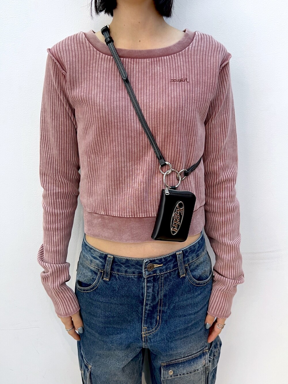 ブラウン系のTシャツ/カットソー、ブルー系のデニムパンツ、ブラック系のニットキャップ/ビーニーを着用したレディースの秋コーディネートの3枚目の写真