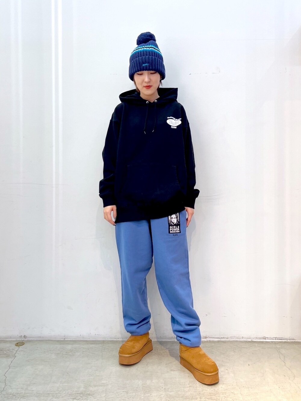 ブルー系のスウェットパンツ、ブラック系のパーカー、ブルー系のニットキャップ/ビーニーを着用したレディースの冬コーディネートの2枚目の写真