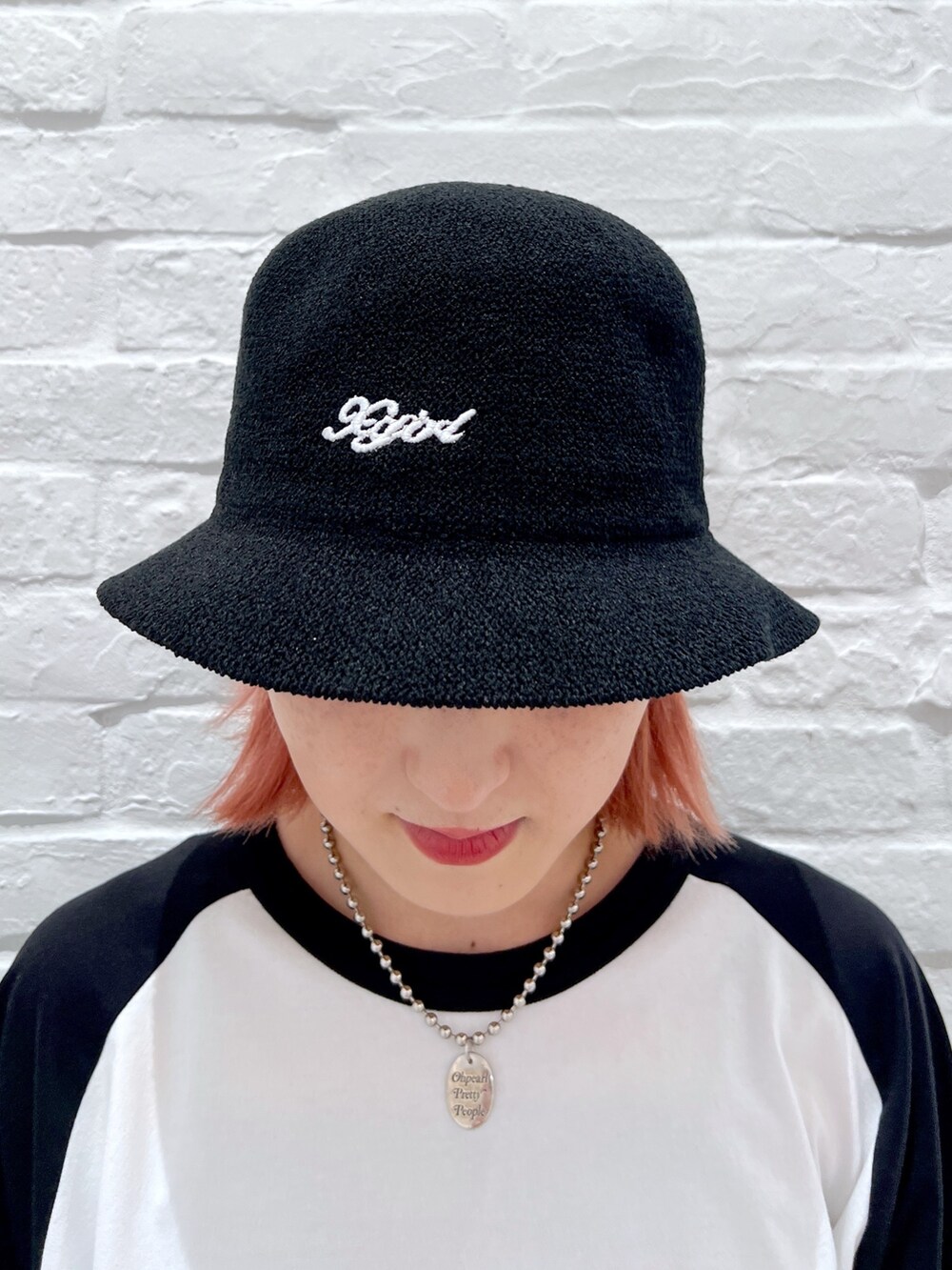 ブラック系のその他パンツ、ホワイト系のワンピース、ブラック系のハットを着用したレディースの夏コーディネートの7枚目の写真