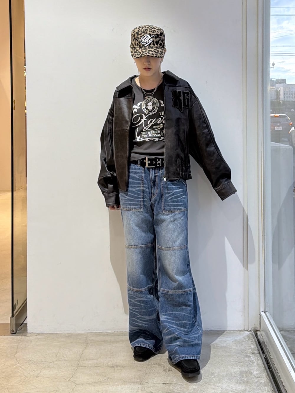 ブルー系のデニムパンツ、グレー系のTシャツ/カットソー、ブラック系のブルゾンを着用したレディースの夏コーディネートの2枚目の写真