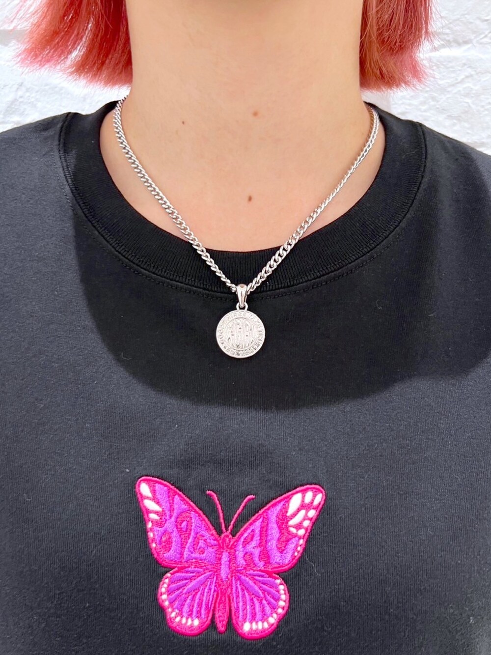 ブルー系のデニムパンツ、ブラック系のTシャツ/カットソー、シルバー系のネックレスを着用したレディースの春コーディネートの4枚目の写真