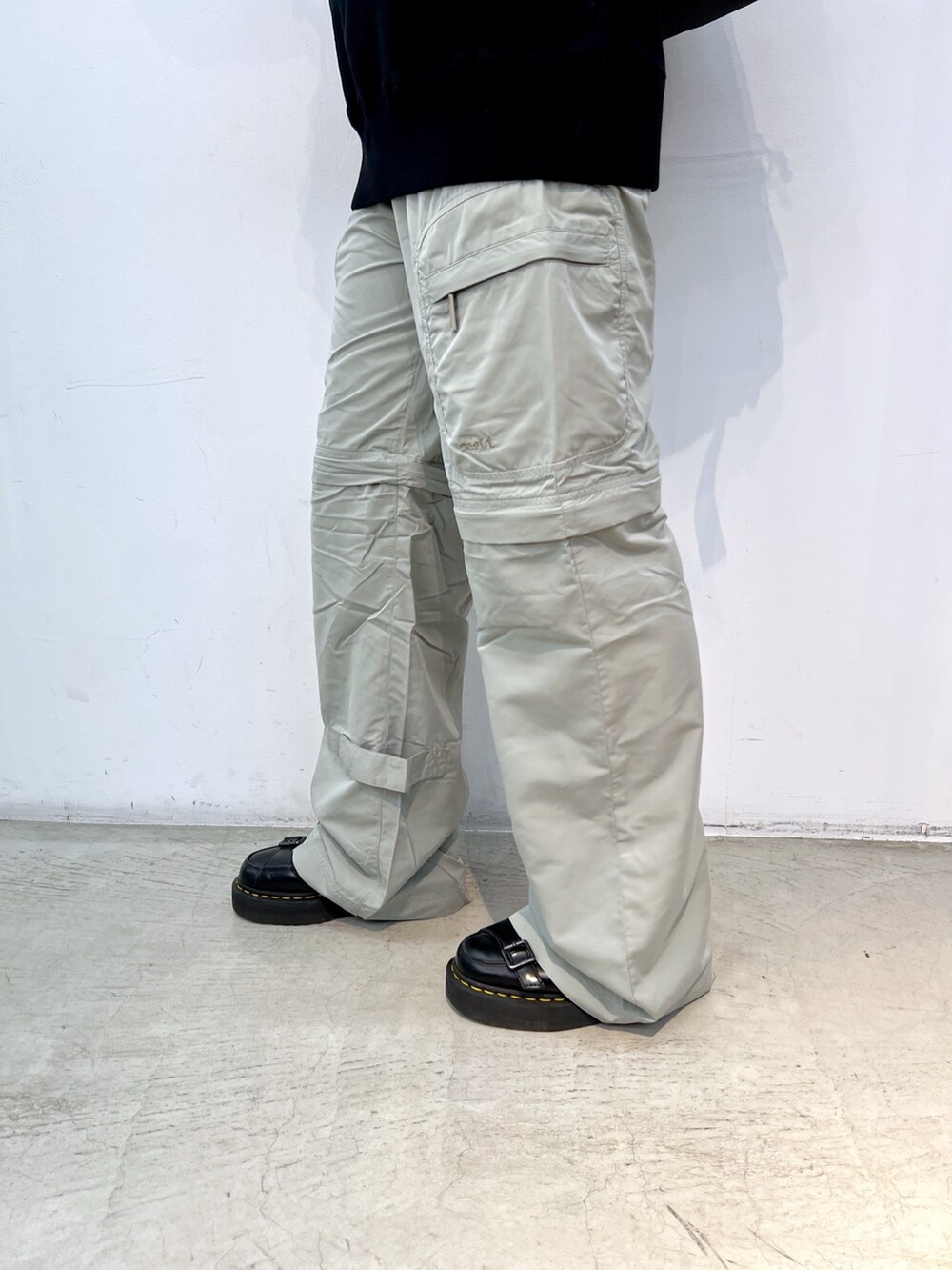 グリーン系のカーゴパンツ、グレー系のバックパック/リュックを着用したレディースの冬コーディネートの6枚目の写真